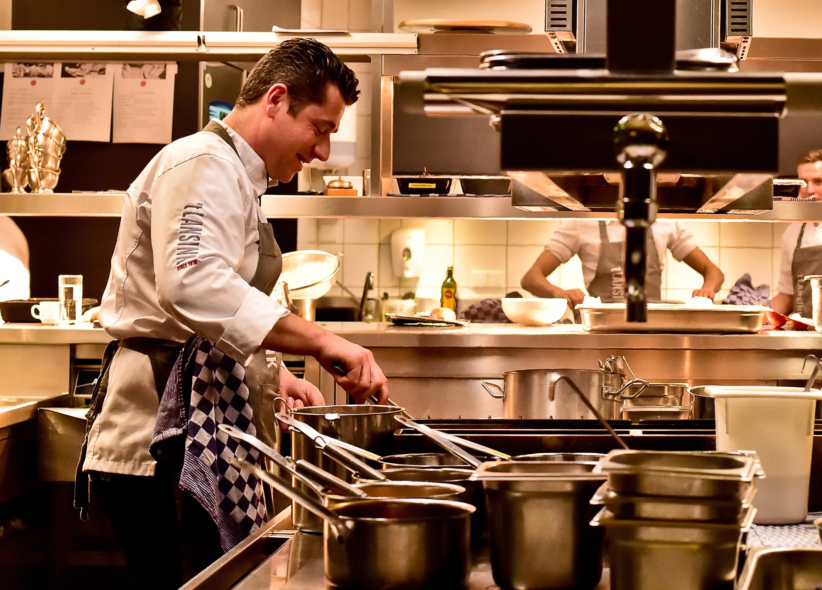 Sterrenchef is klaar met thuiszitten en deelt hele maand gratis maaltijden uit