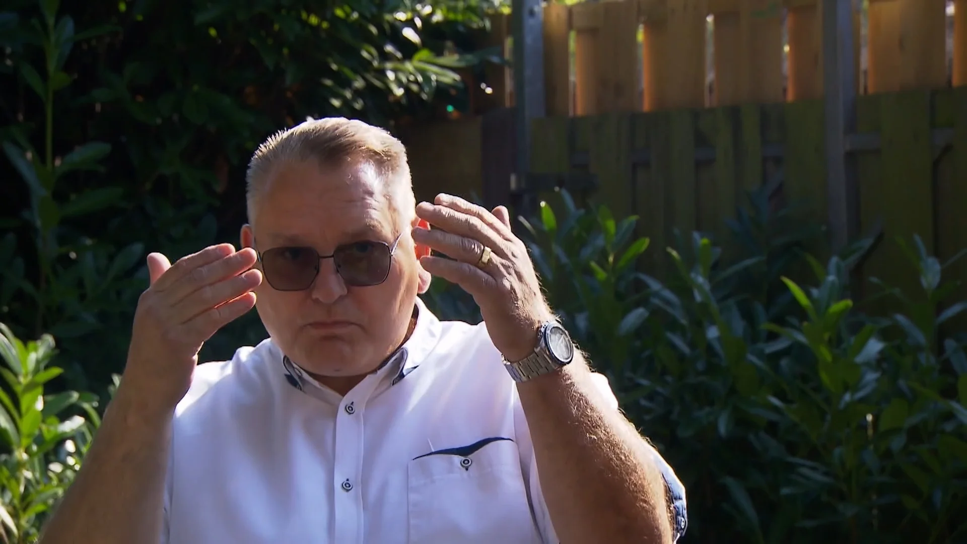 Burenruzie in Mr Frank Visser loopt uit de hand: buurman plast tegen schutting