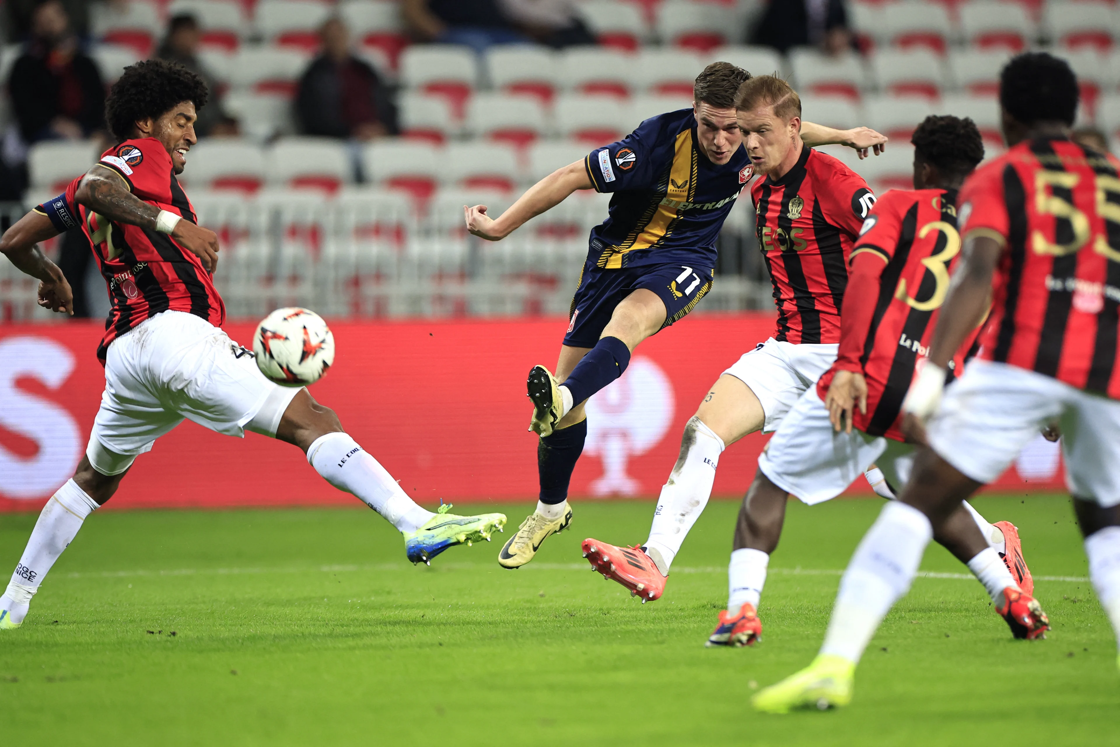 FC Twente geeft zege tegen Nice in slotfase uit handen