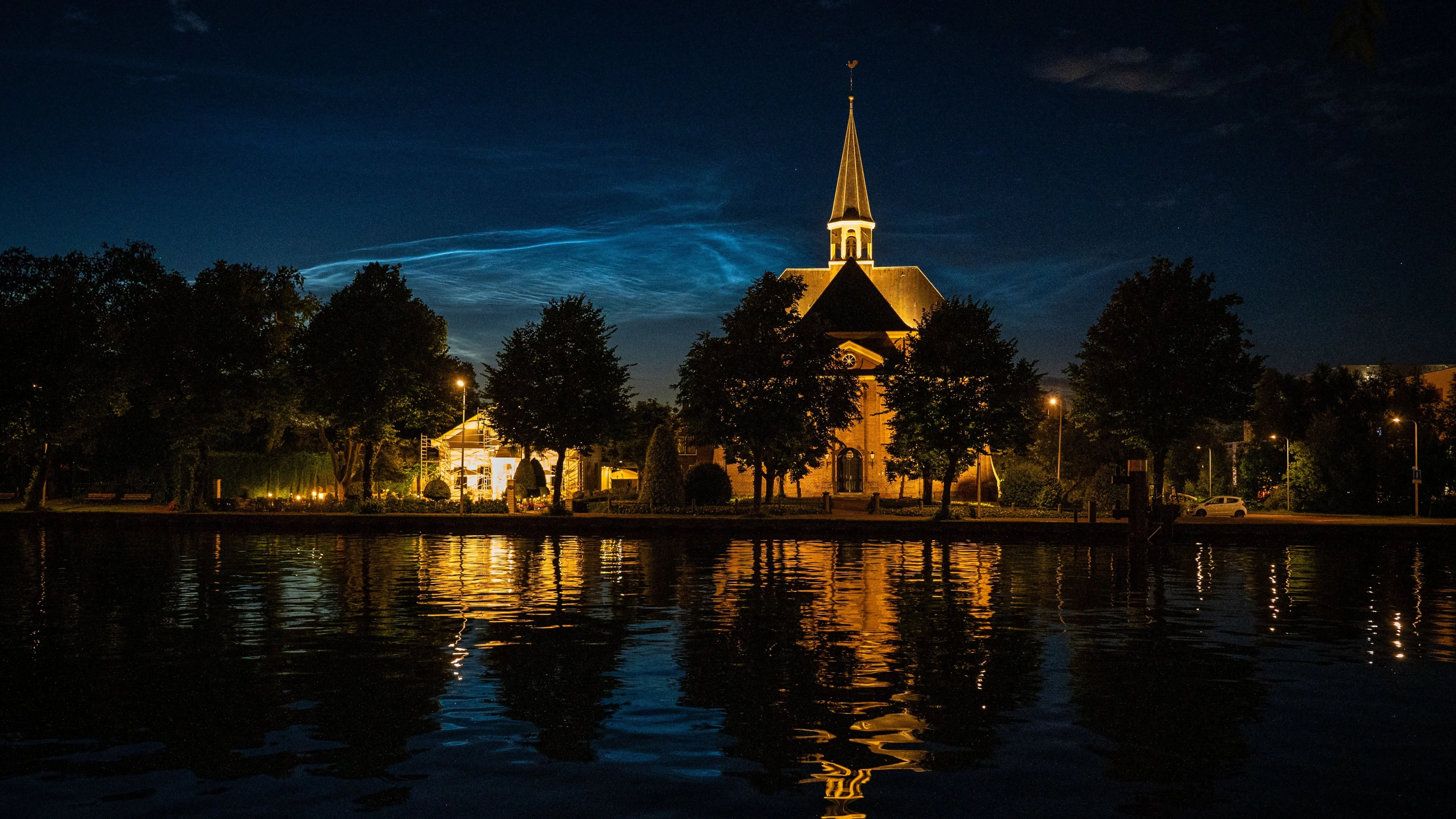 Lichtende nachtwolken schitteren aan de hemel, ook zaterdagnacht weer te zien