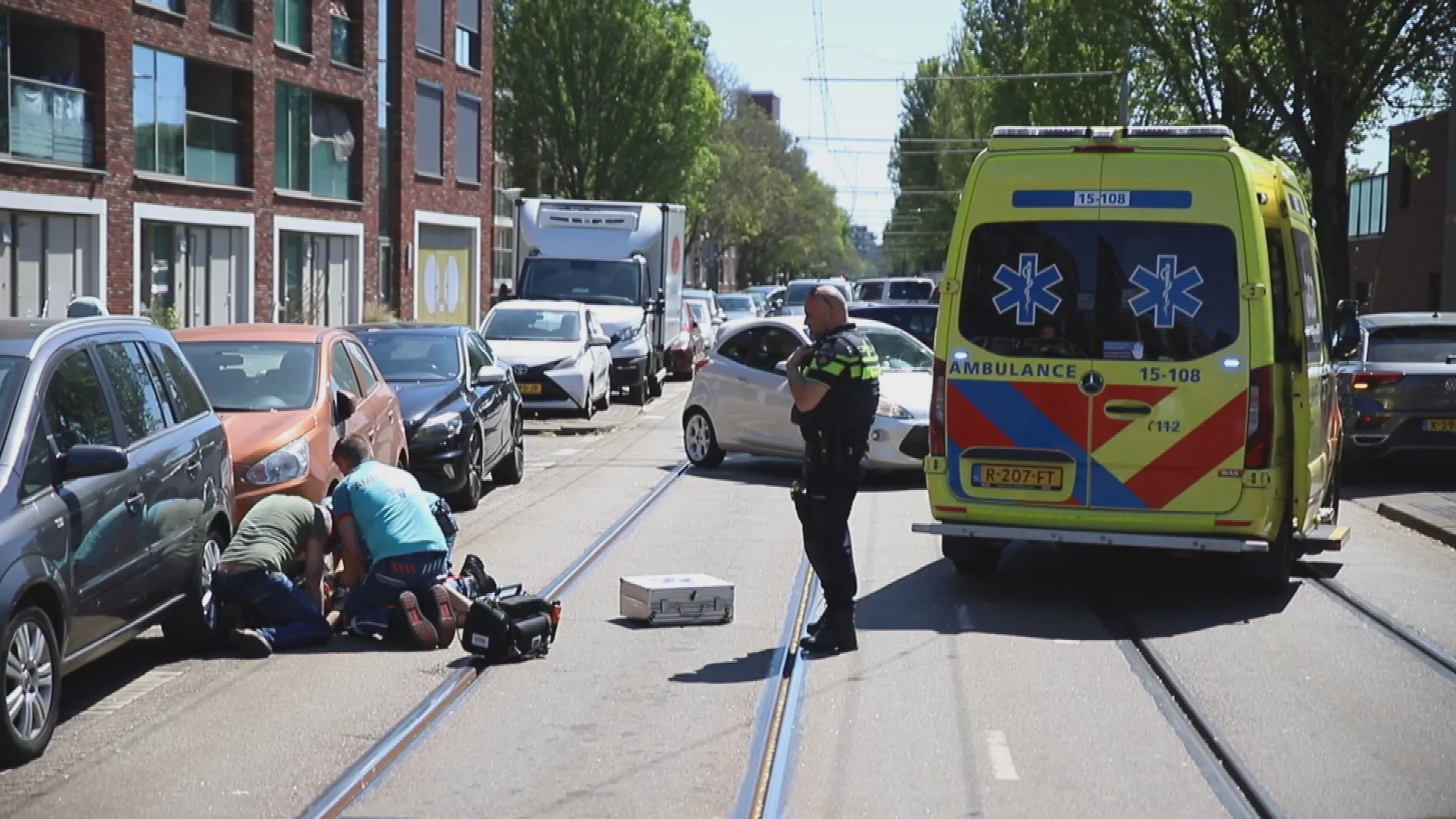 Kindje steekt plots over en wordt hard geschept door auto