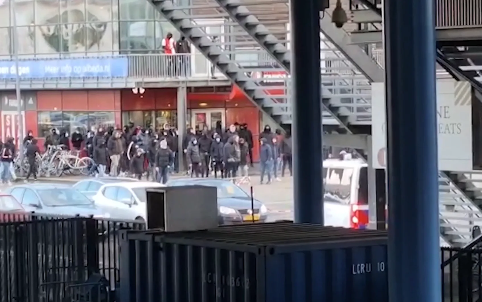 Feyenoord-supporters zorgen voor onrust bij De Kuip, ME grijpt in