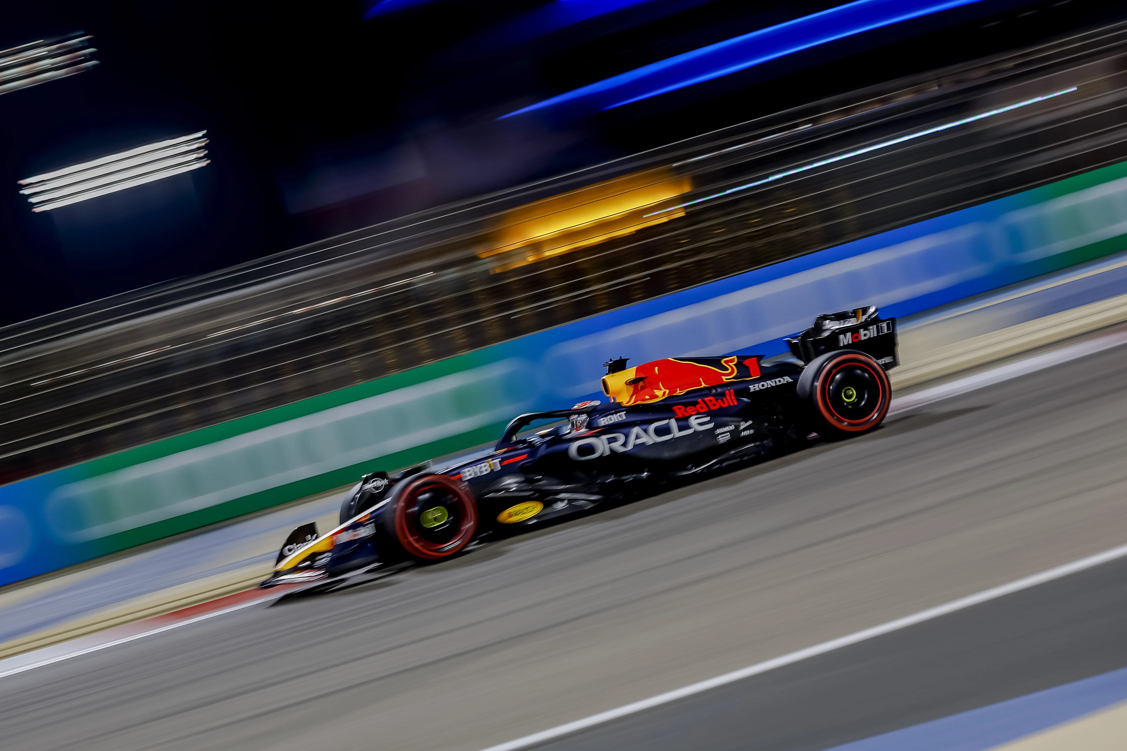 Feilloze Verstappen wint in Bahrein en zet eerste stapje richting nieuwe wereldtitel