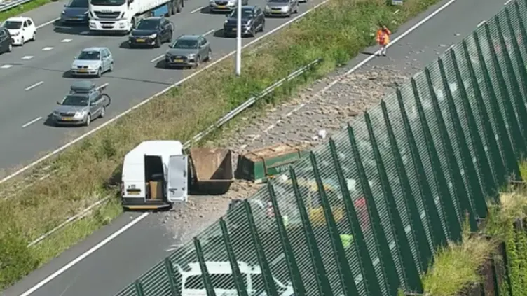 Vrachtwagen kantelt en bezaait A16 met stenen, snelweg dicht