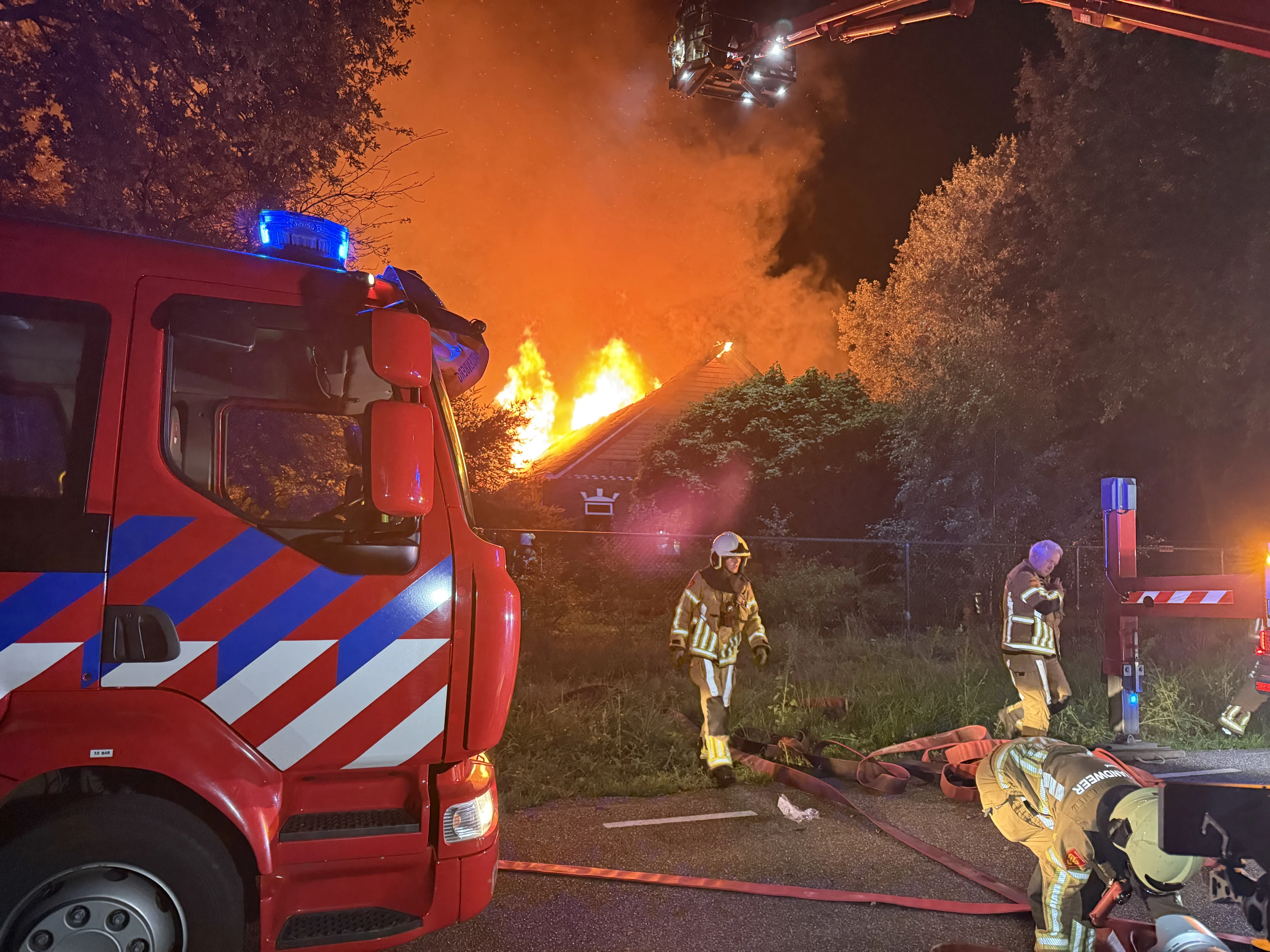 Grote uitslaande brand in boerderij in Rheezerveen