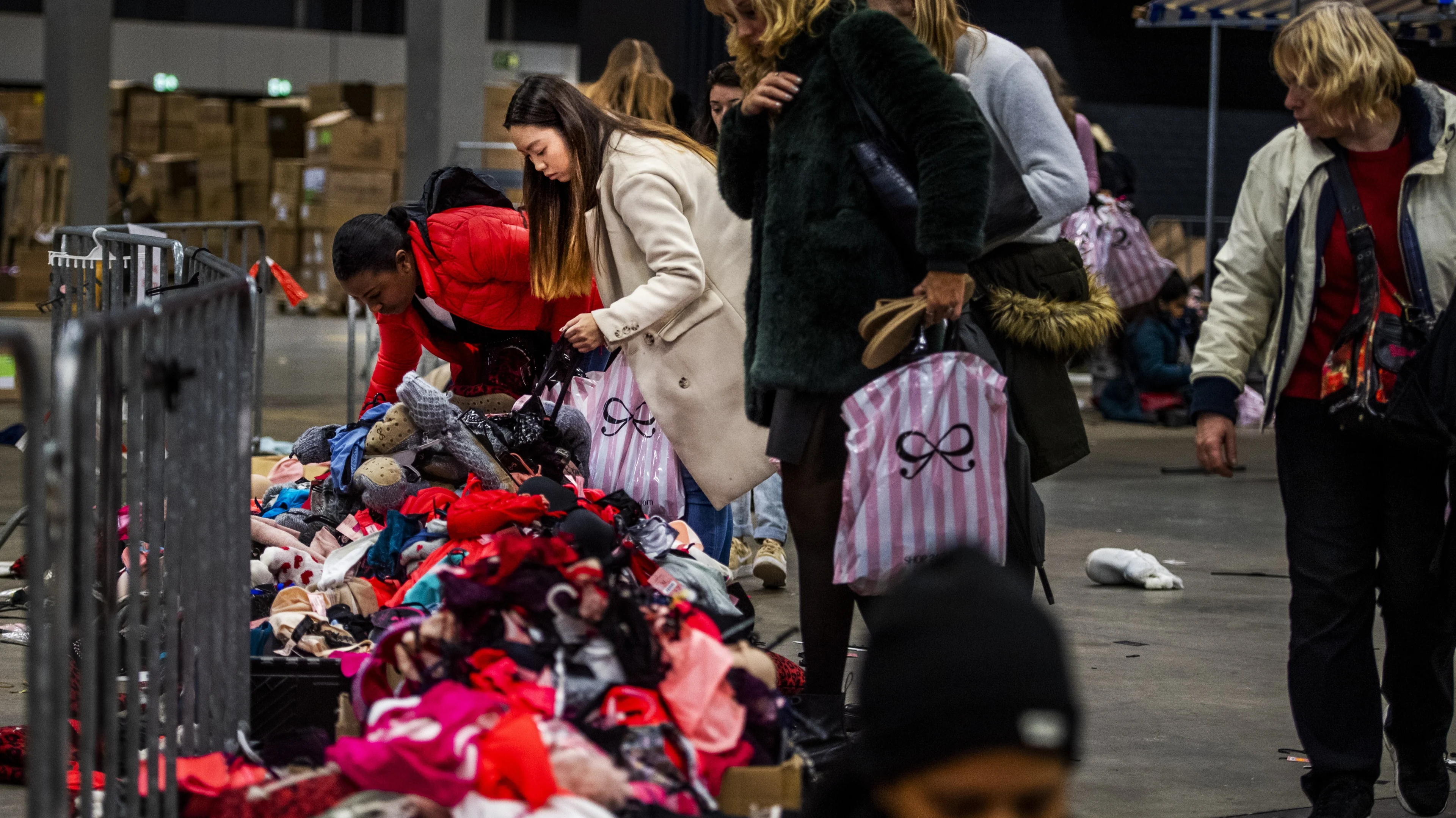 Petra door koopjesjagers aangevallen tijdens lingeriesale Hunkemöller: 'Ik lag op de grond in foetushouding'