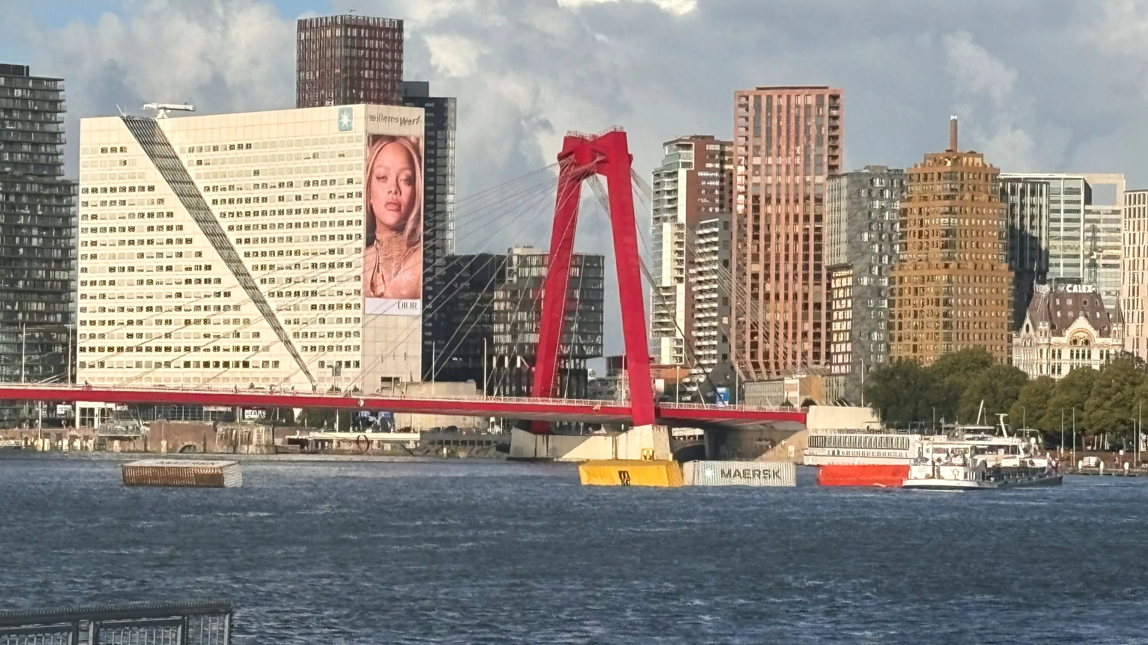 Containers drijven in Nieuwe Maas Rotterdam na aanvaring tegen Willemsbrug