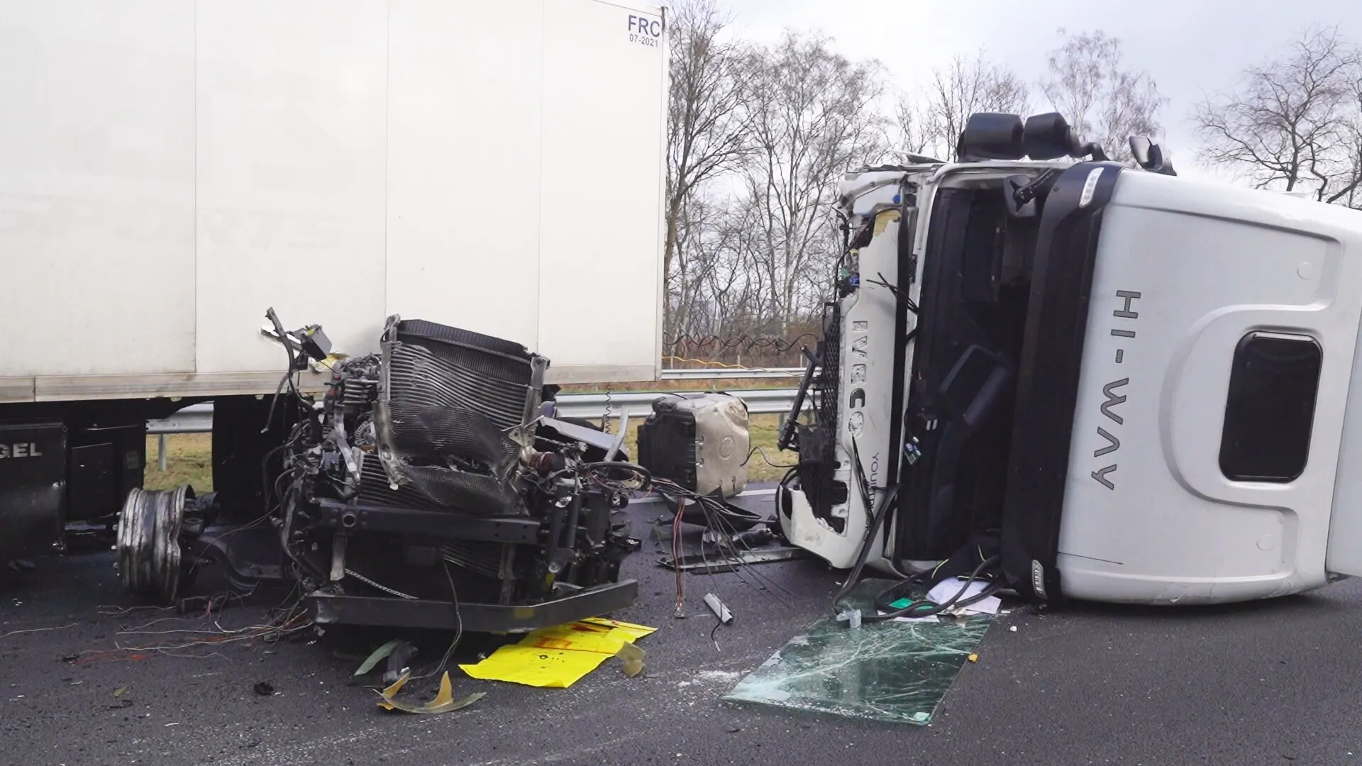 Zwaar ongeluk op A67: cabine van vrachtwagen compleet losgerukt