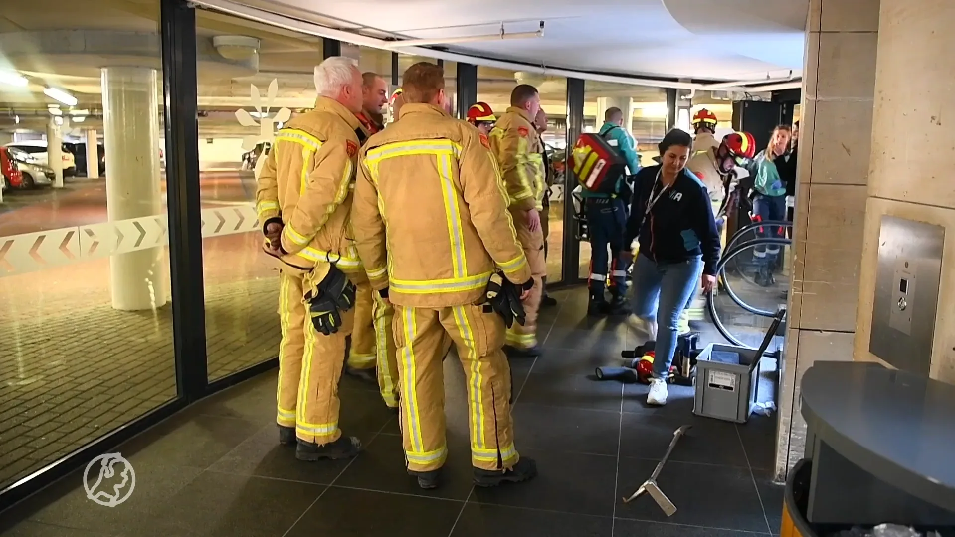 Kindje vast in roltrap Veldhoven, hulpdiensten in groten getale aanwezig