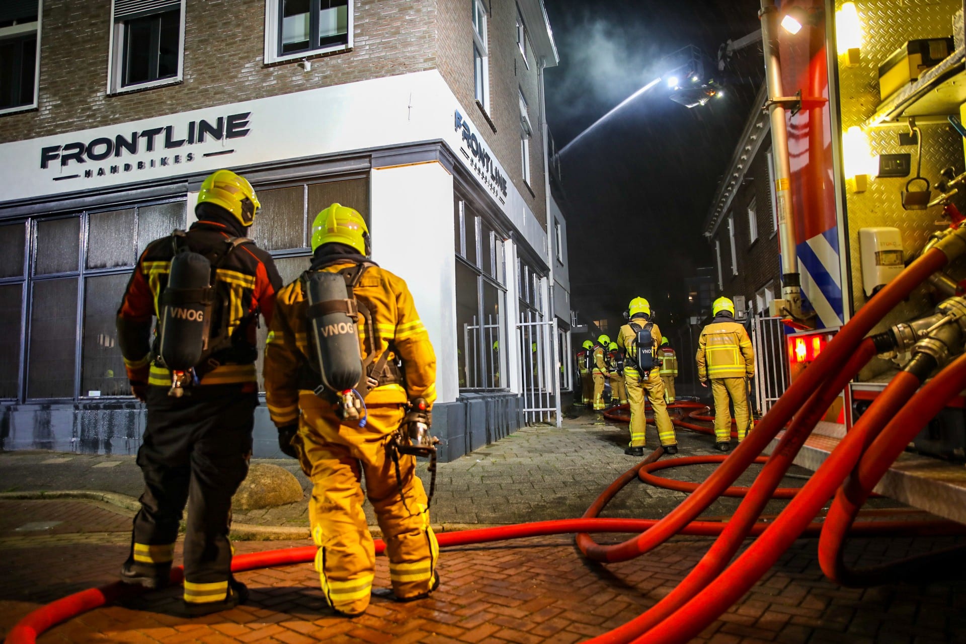 Meerdere appartementen ontruimd bij grote brand in fietsenwinkel Brummen