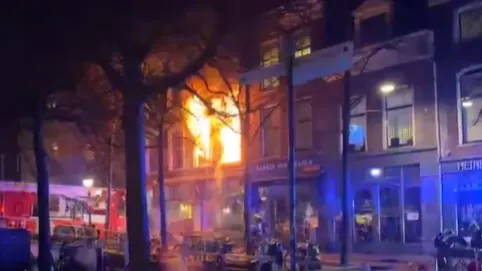 Zeer grote brand in meerdere historische panden Delft, 'pand op instorten'