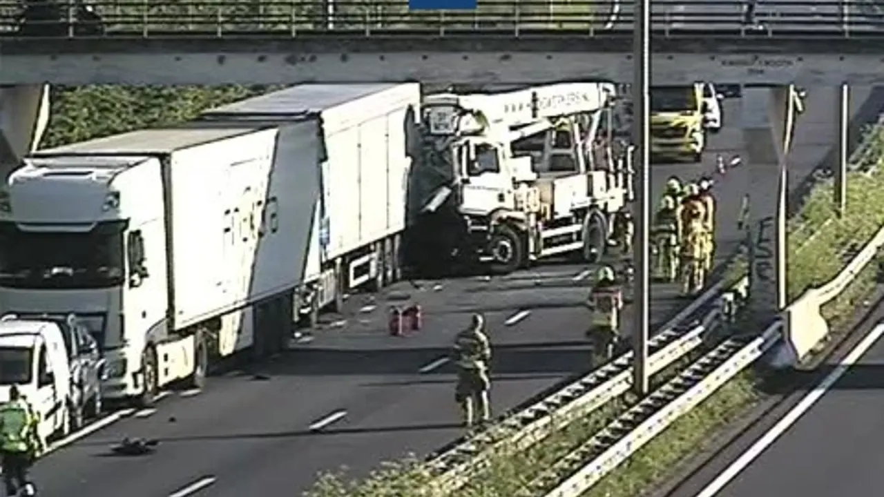 Kettingbotsing met meerdere vrachtwagens bij Born, A2 naar zuiden dicht