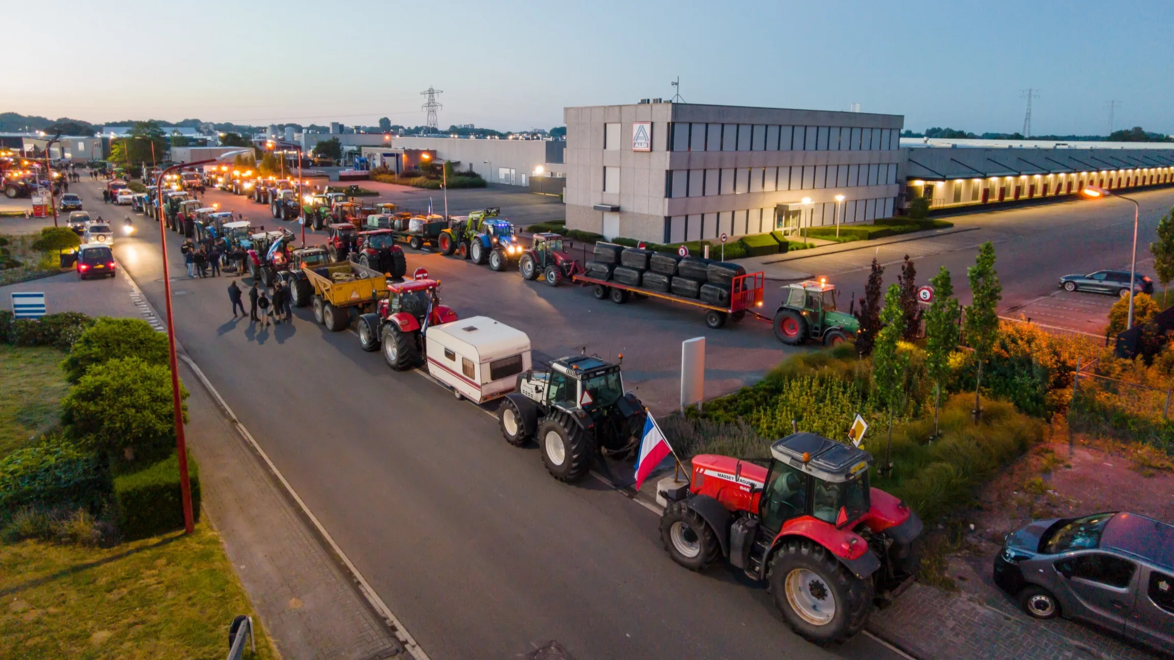 Actievoerende boeren de weg op en werpen blokkades op bij distributiecentra