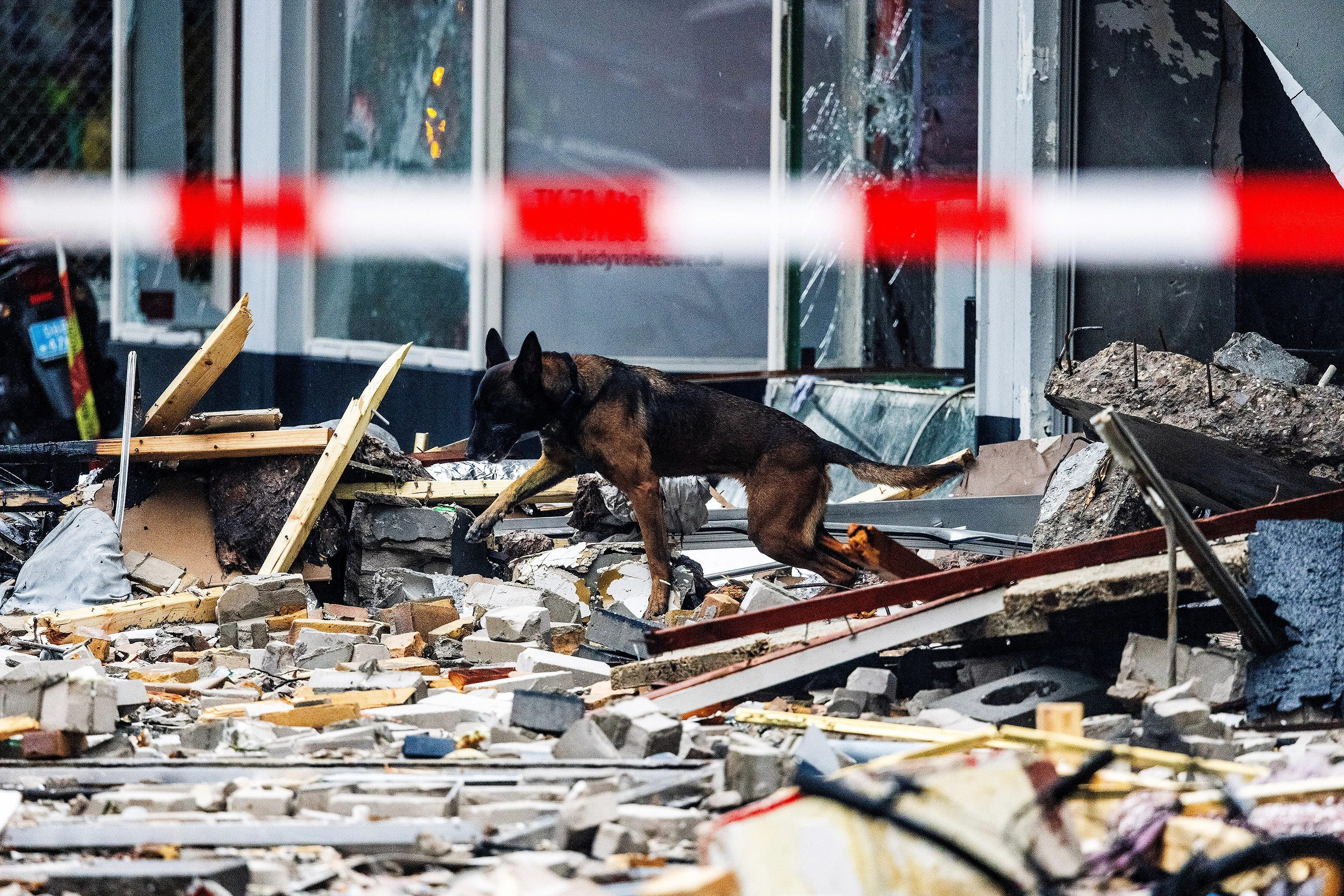 Zoektocht met honden hervat, puin langzaam weggehaald
