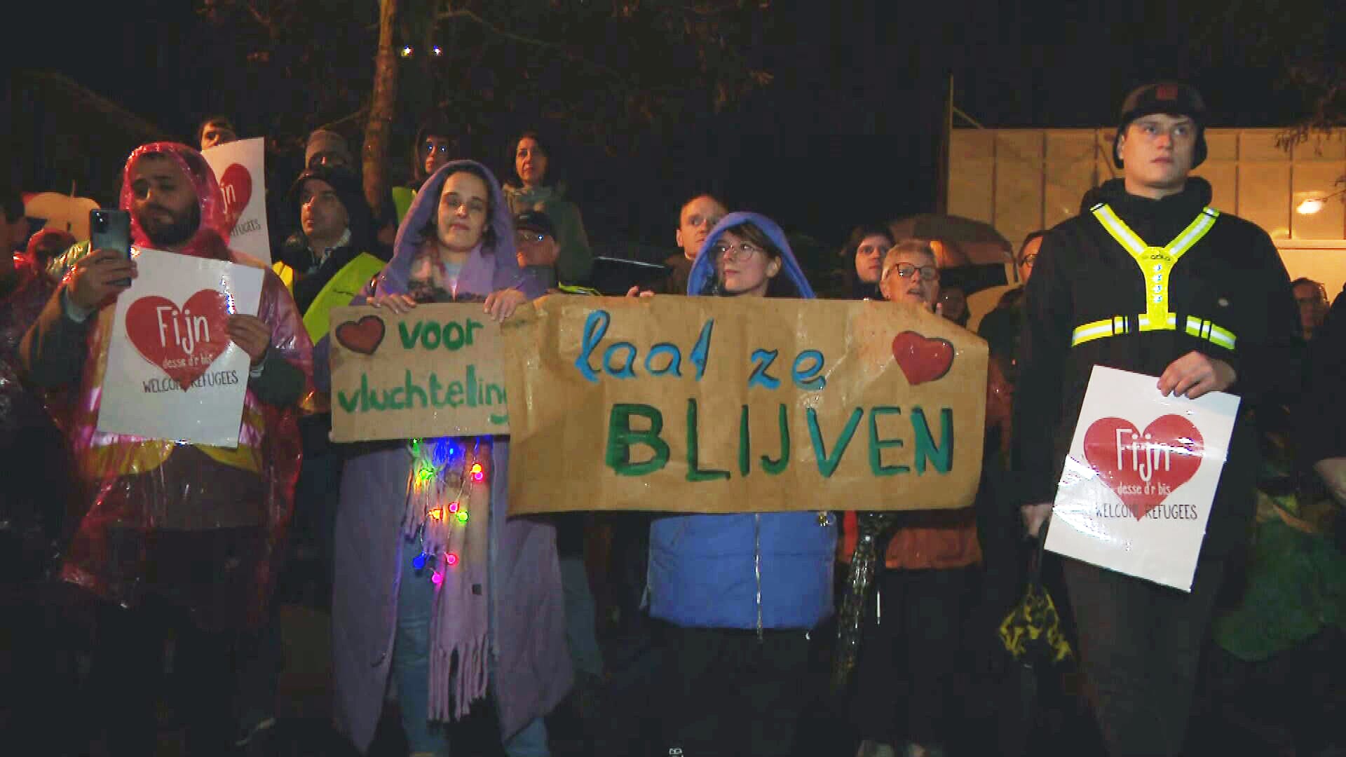 Vrijwilligers willen niet dat noodopvang asielzoekers verhuist: 'Laat ze blijven'