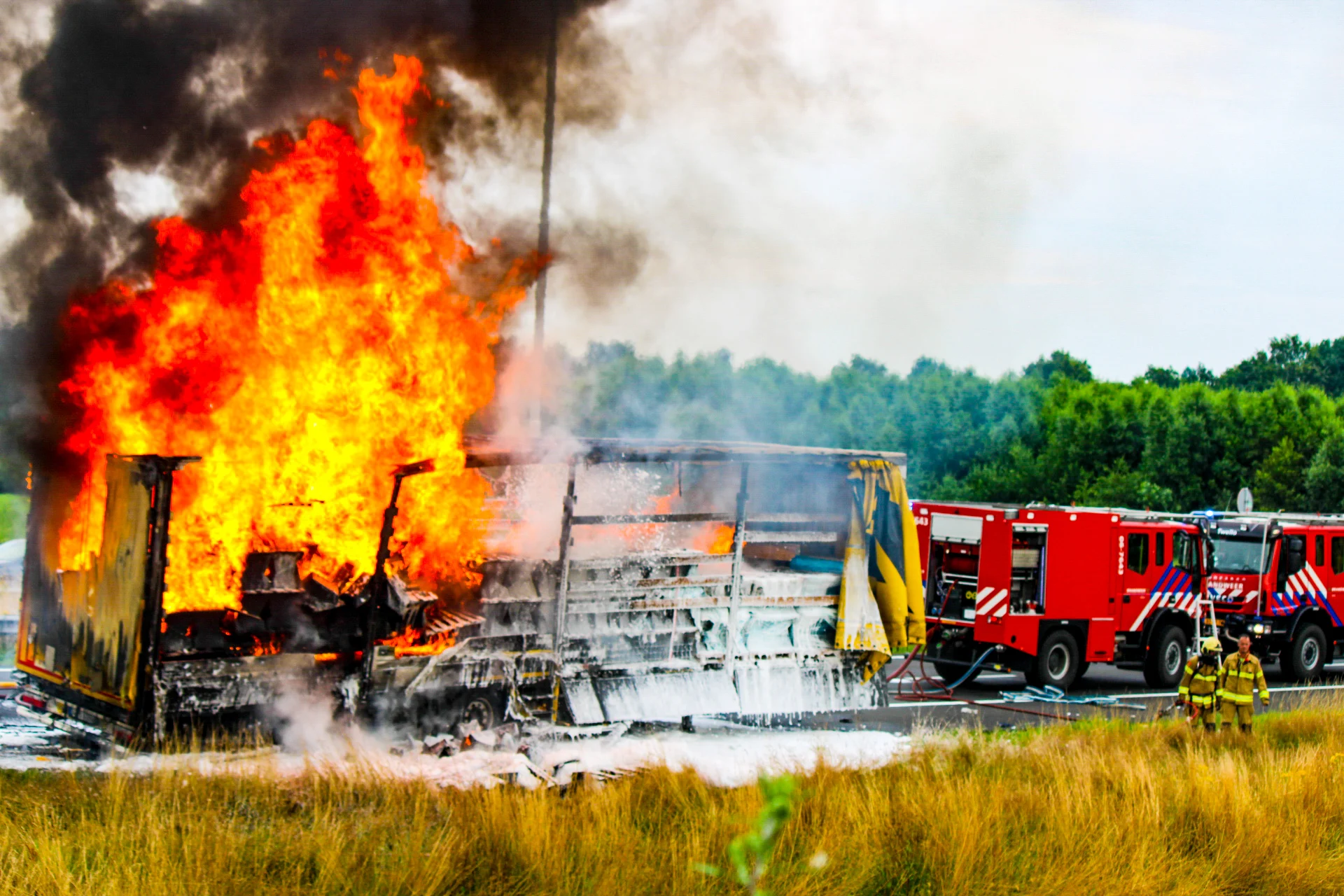Voor 40.000 euro aan boetes uitgedeeld voor filmen brandende vrachtwagen A50