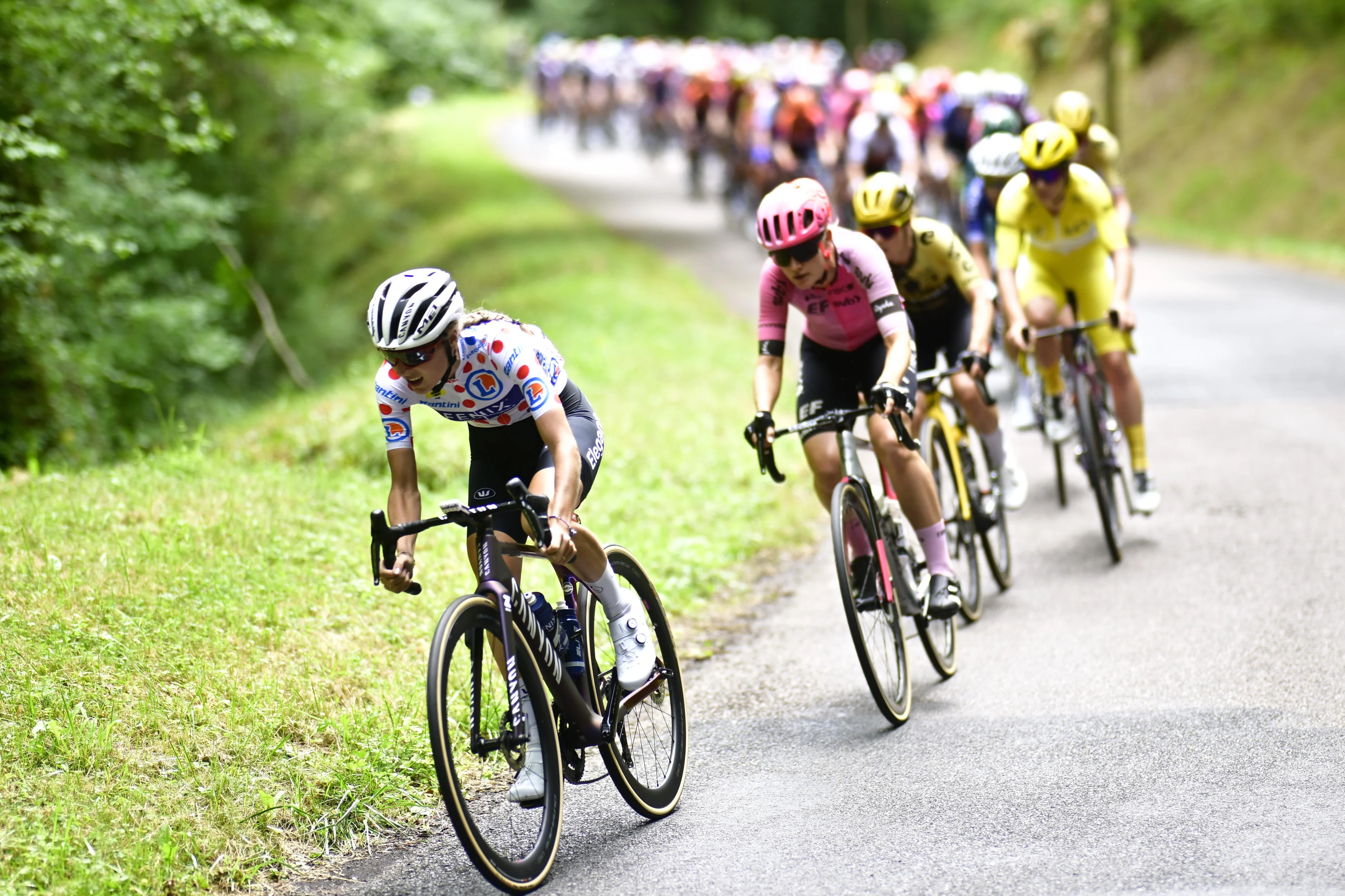 Kastelijn wint na solo in langste etappe Tour de France Femmes