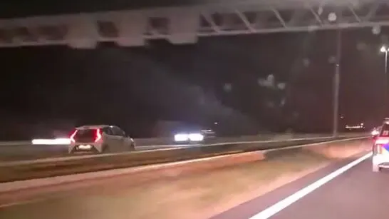 Bizarre beelden: spookrijder raast met 130 km/u over A58