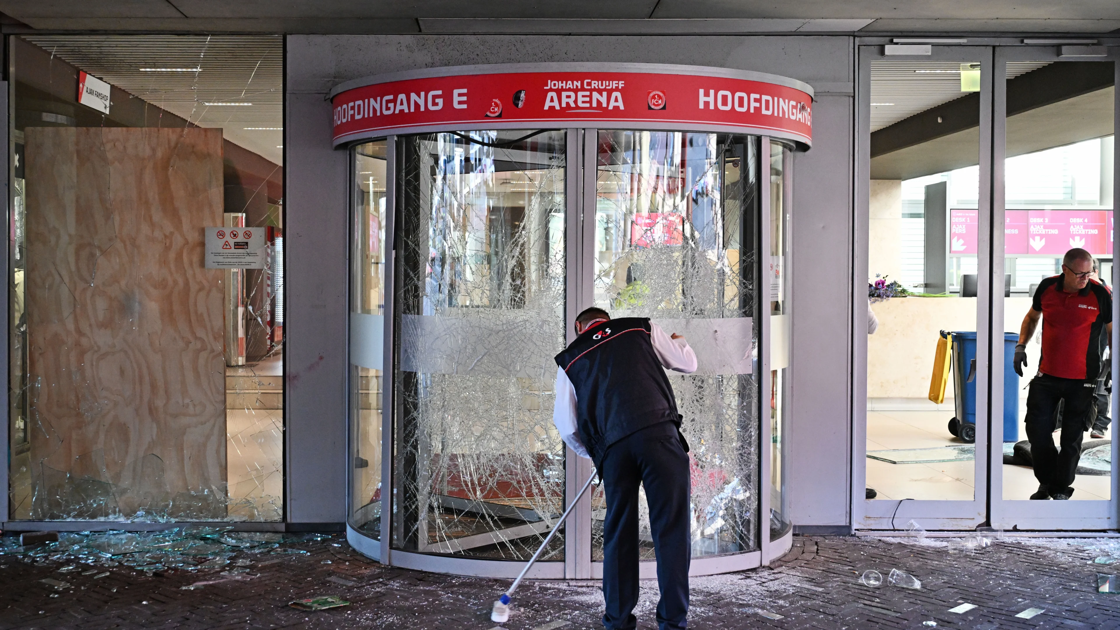 Ajax-supporters krijgen celstraf en stadionverbod voor geweld tegen politie