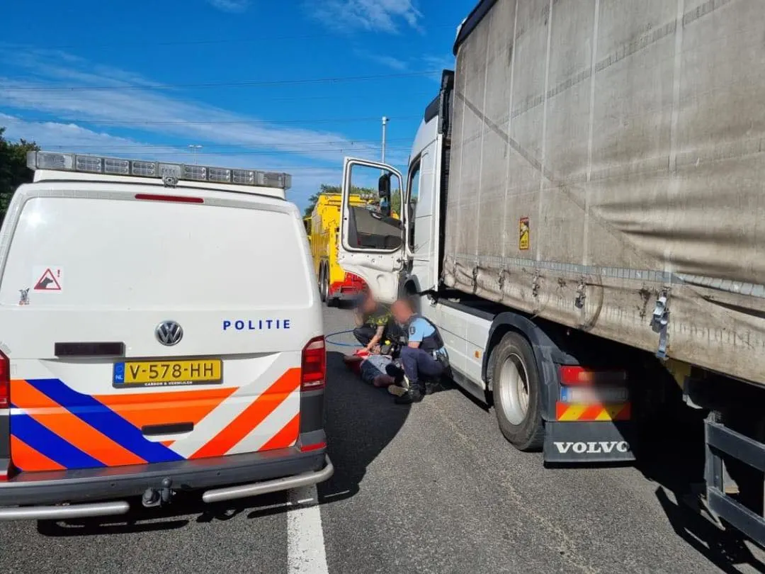 Spugende en met hamer zwaaiende trucker opgepakt in Born
