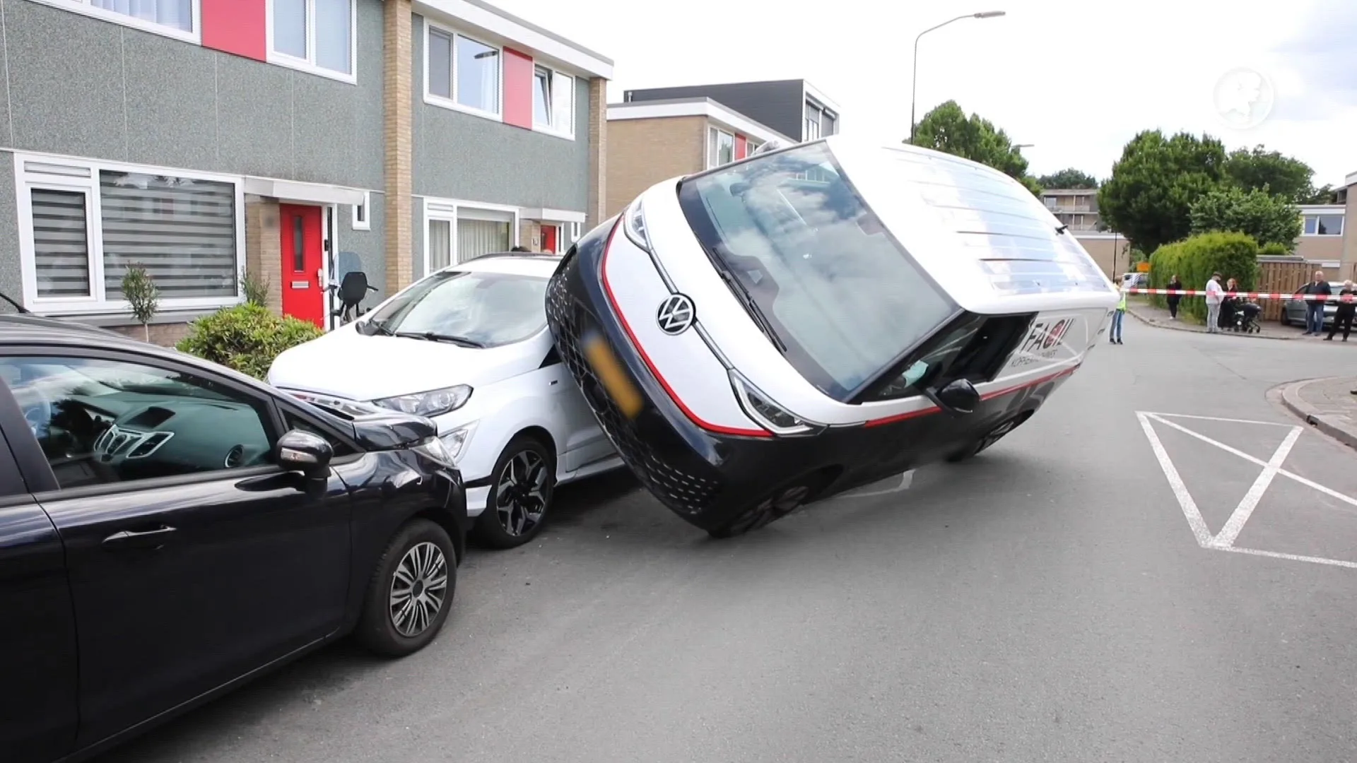 Opmerkelijke botsing: bestelbus belandt boven op auto in Apeldoorn