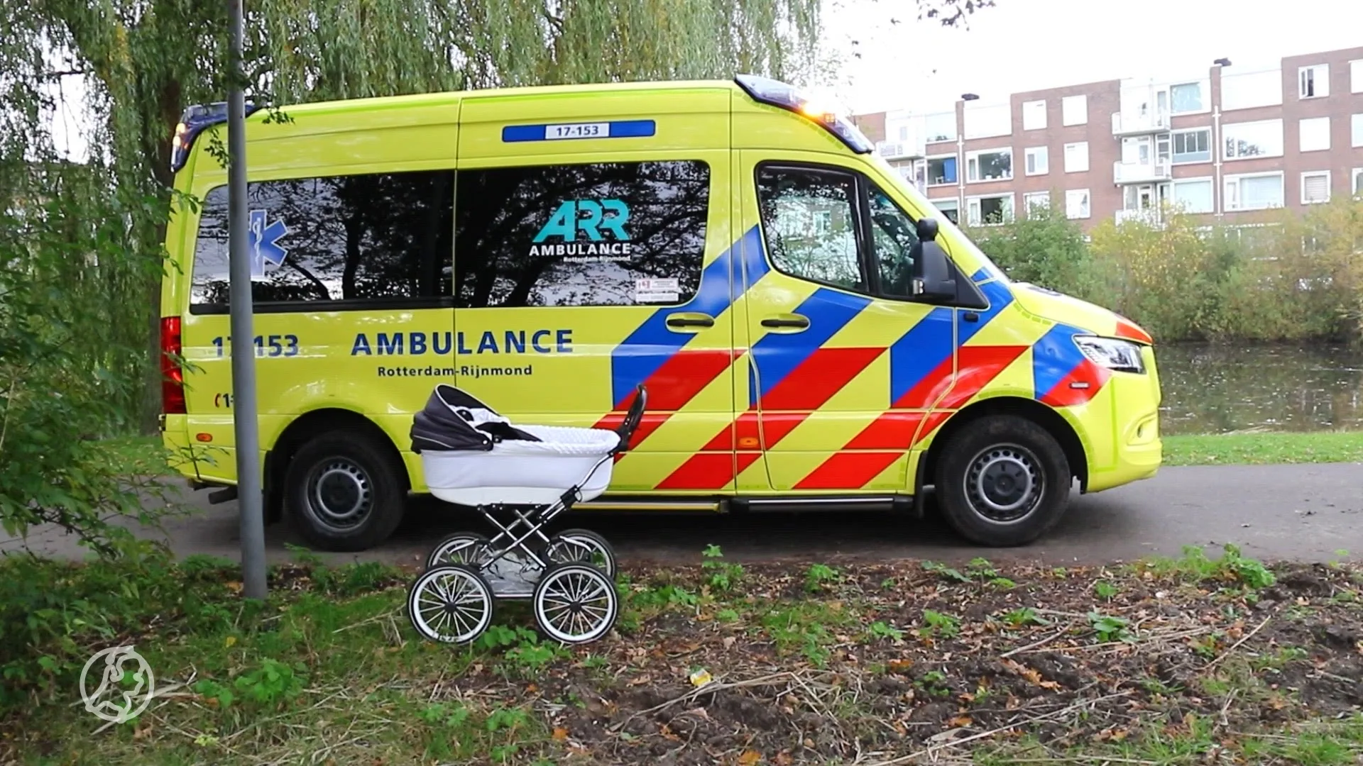 Jongen met fatbike botst op moeder met kinderwagen, baby valt eruit