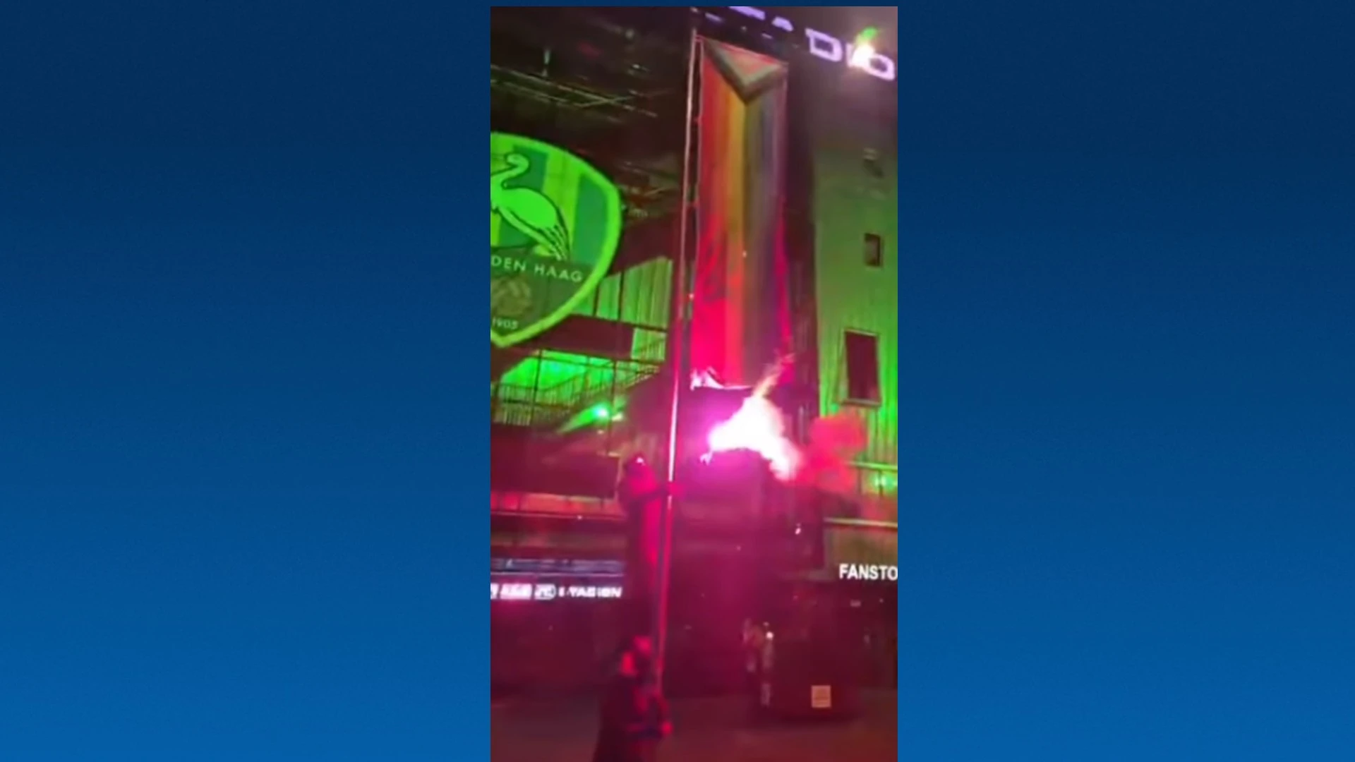 Aangifte tegen hooligans die regenboogvlag van ADO in de fik zetten