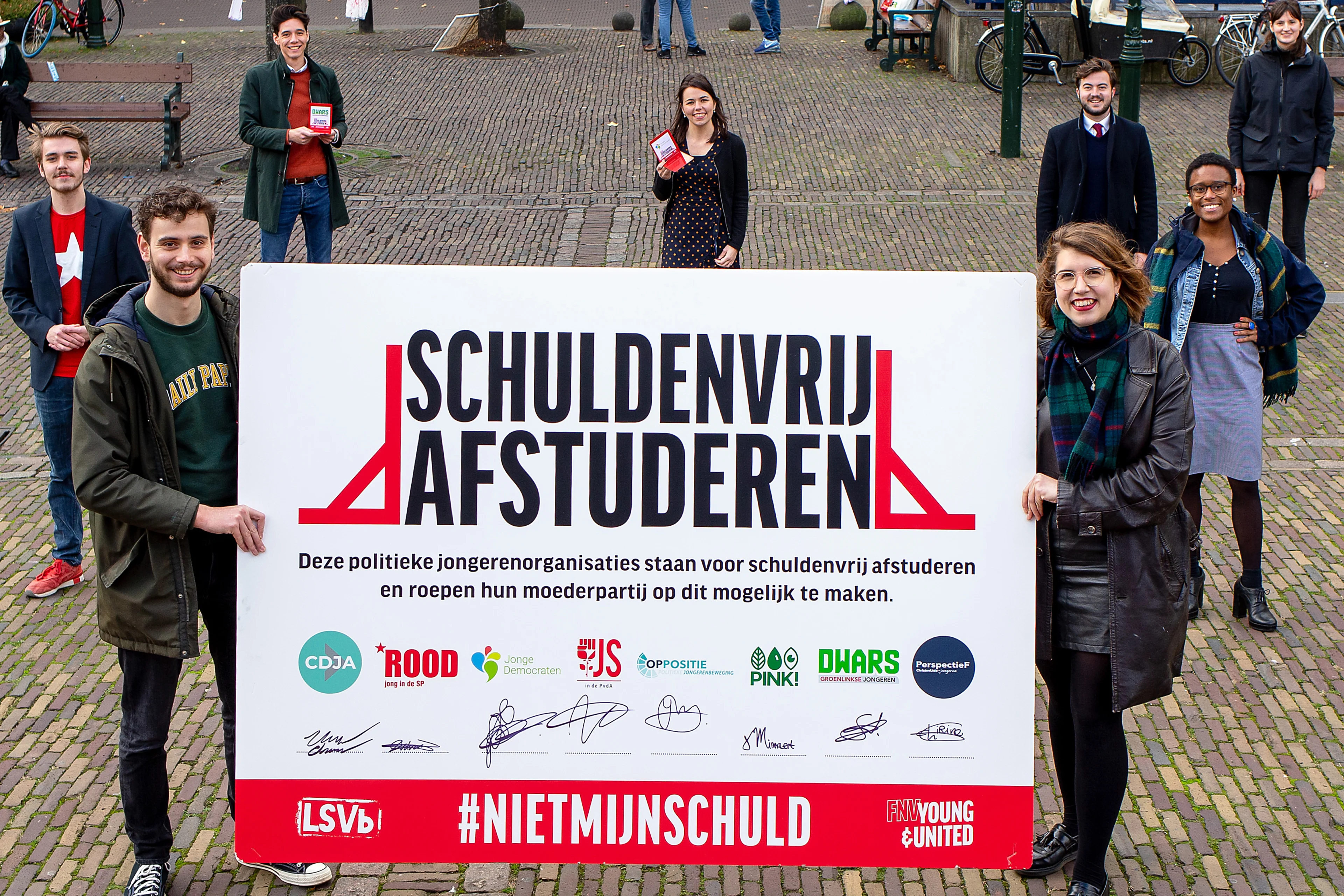 Jongeren protesteren op Prinsjesdag in Den Haag tegen leenstelsel