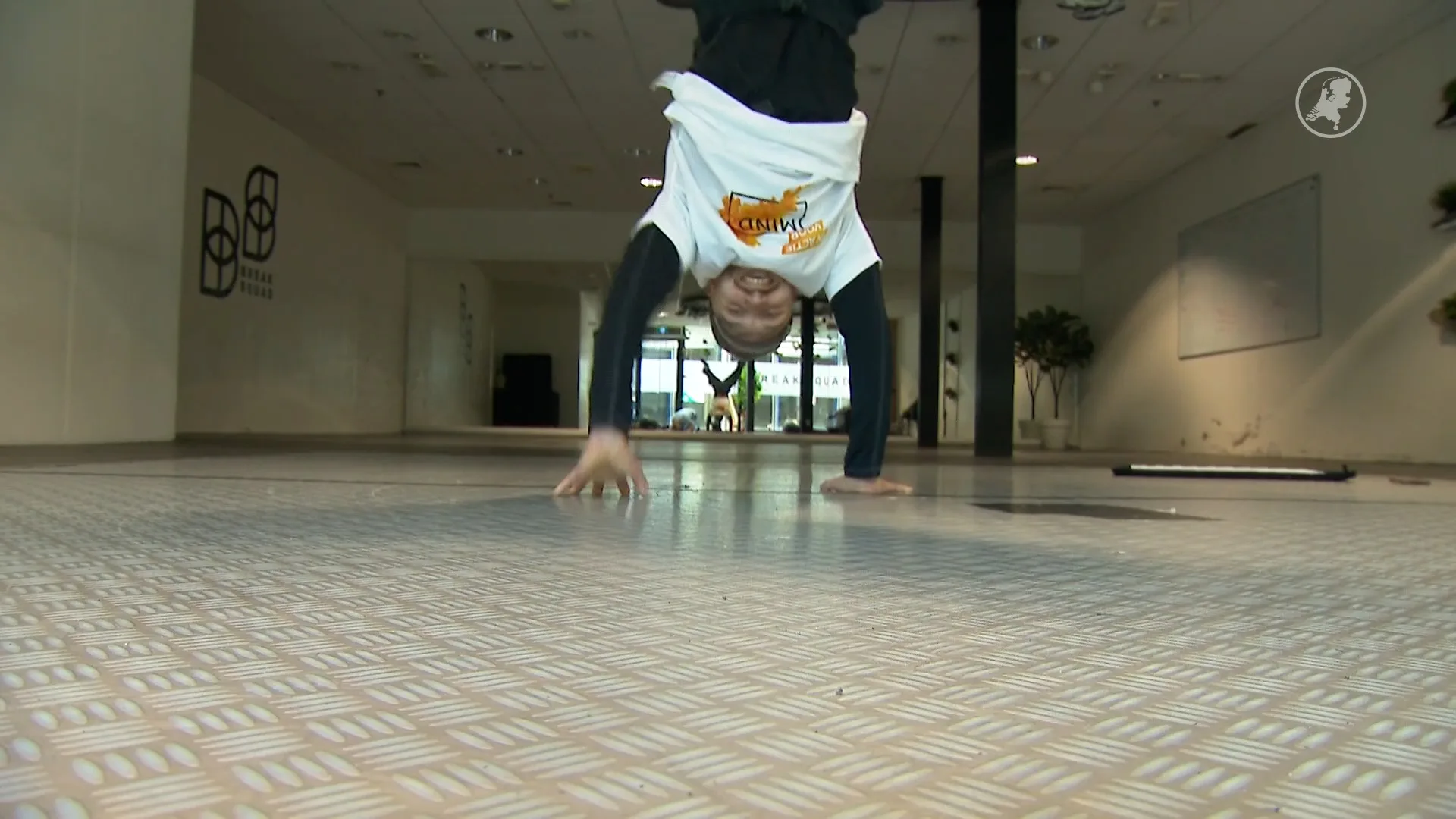 Jeroen gaat voor verbreken wereldrecord: 7,5 kilometer(!) lopen op zijn handen