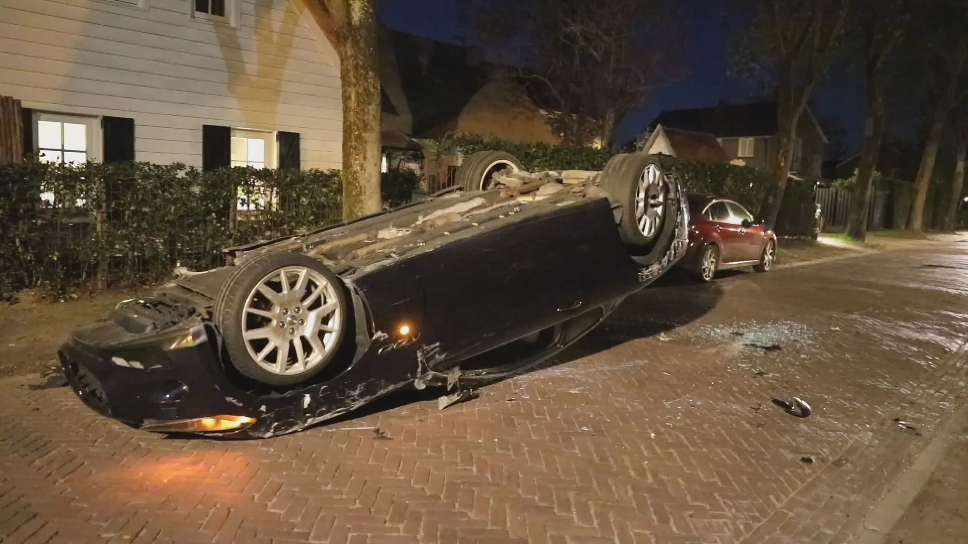 Gestolen Maserati slaat over de kop midden in woonwijk
