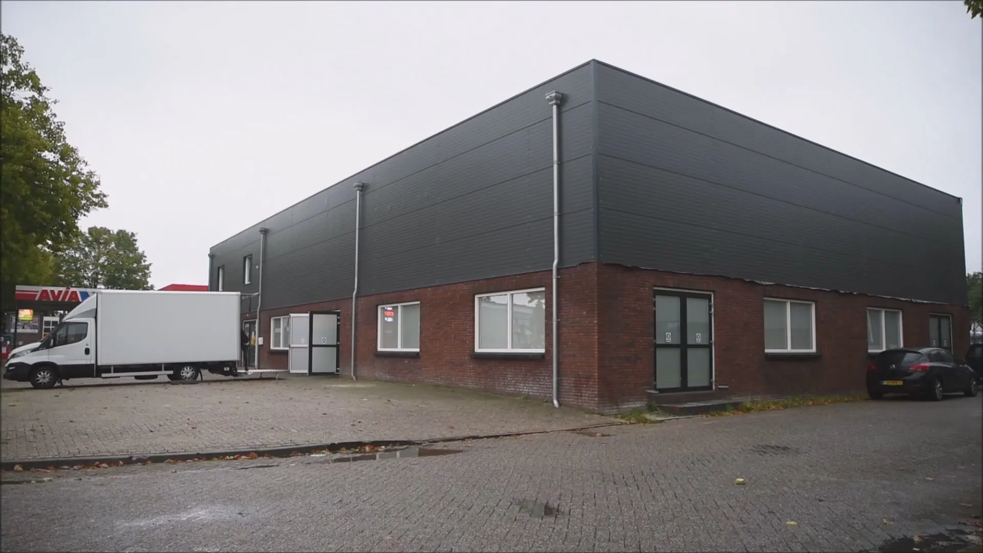 Politie maakt einde aan massaal trouwfeest met 180 man in Tilburg