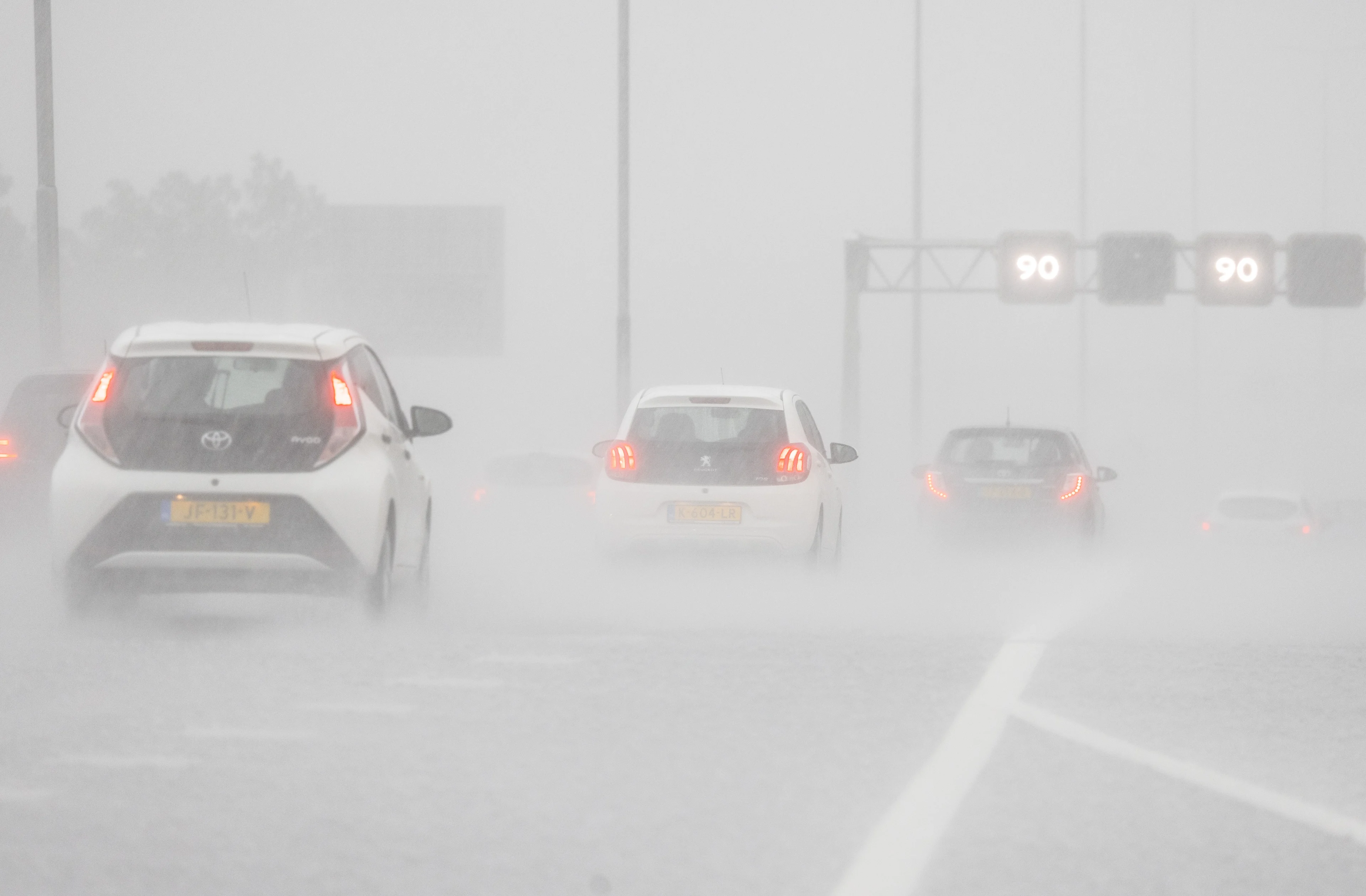 Drukke ochtendspits door regen en ongelukken: meer dan 900 kilometer file
