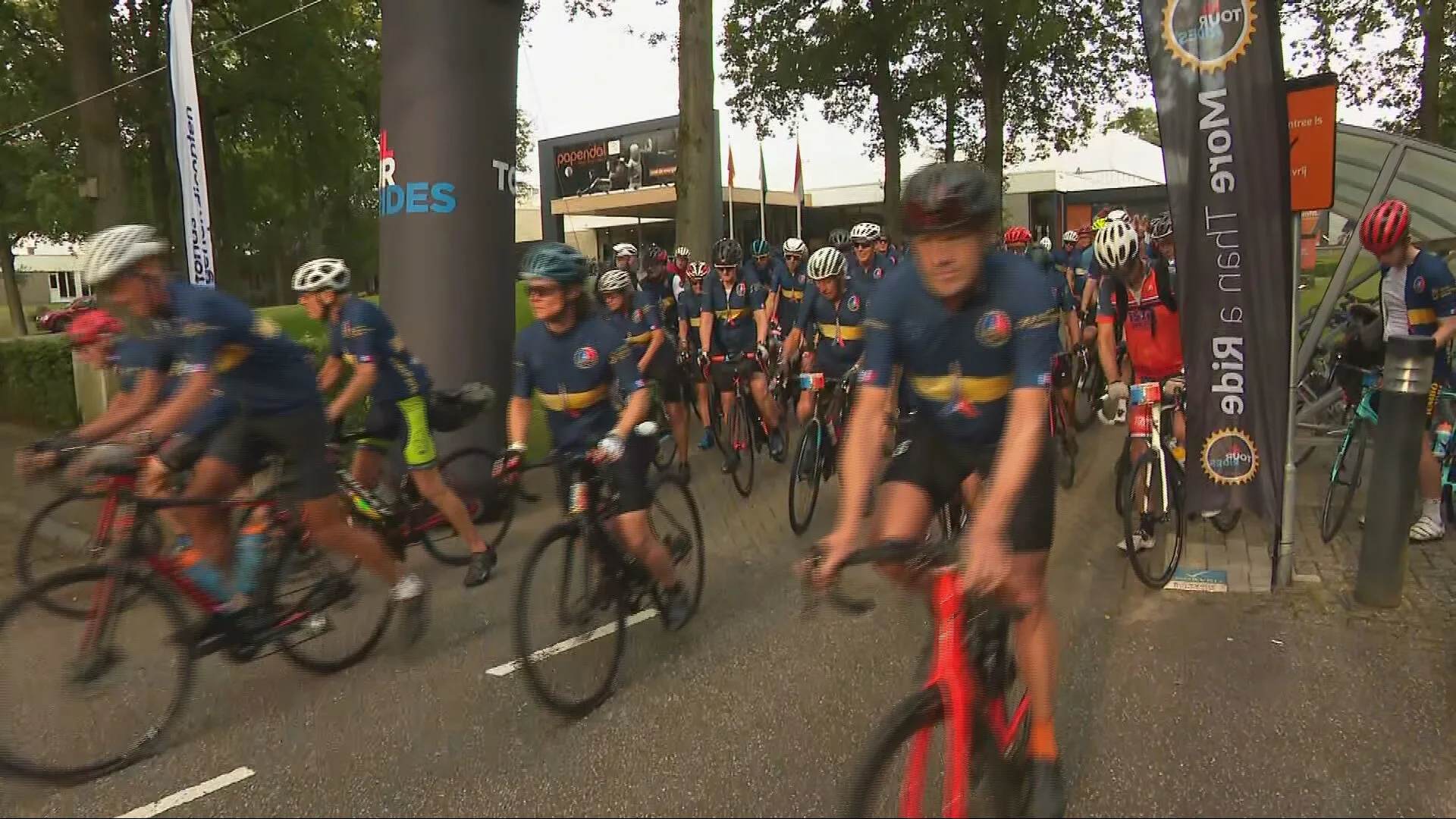 Vijftig wielrenners fietsen naar de Spelen in Parijs: 'Flinke uitdaging' 