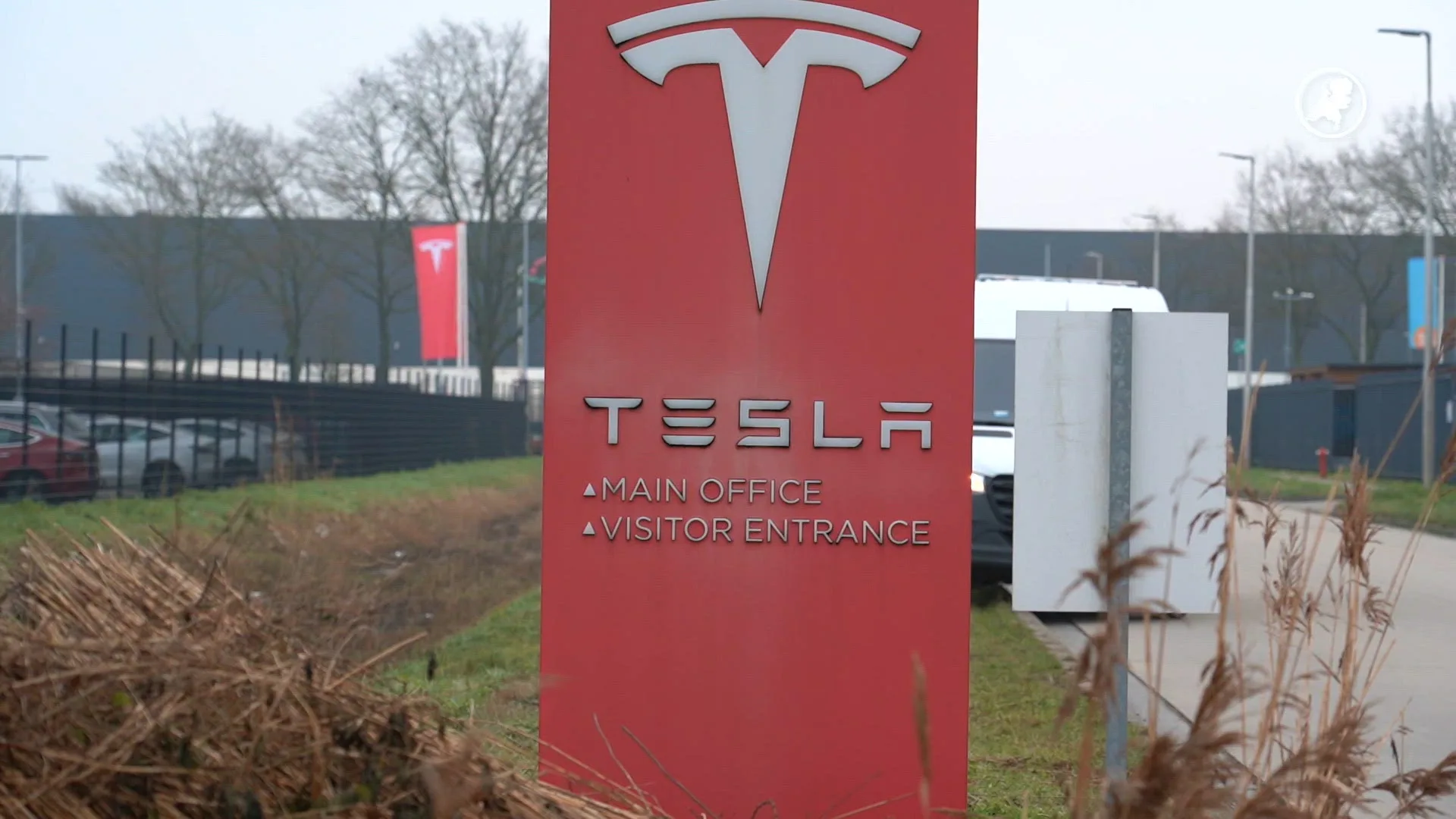 Tesla-loods in Tilburg ontruimd om brand in stapel accu's