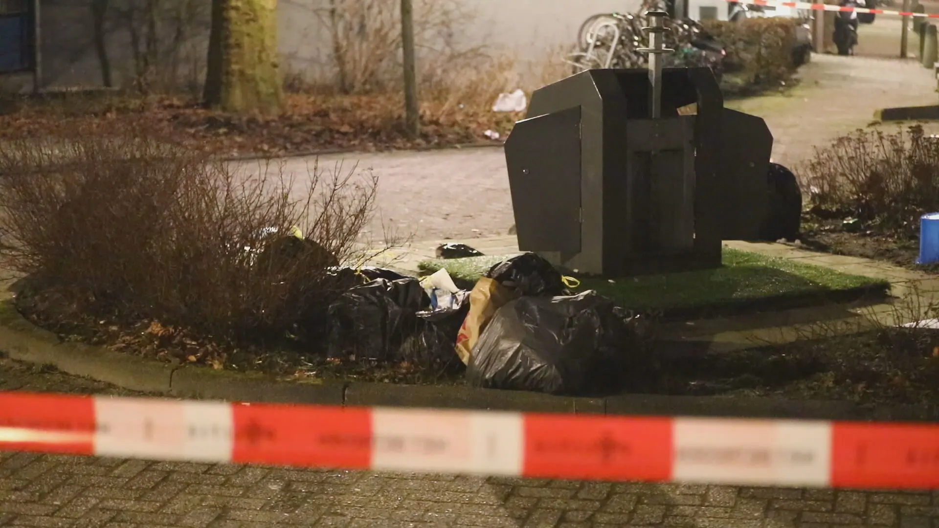 Politie vindt levende baby in ondergrondse container in Amsterdam