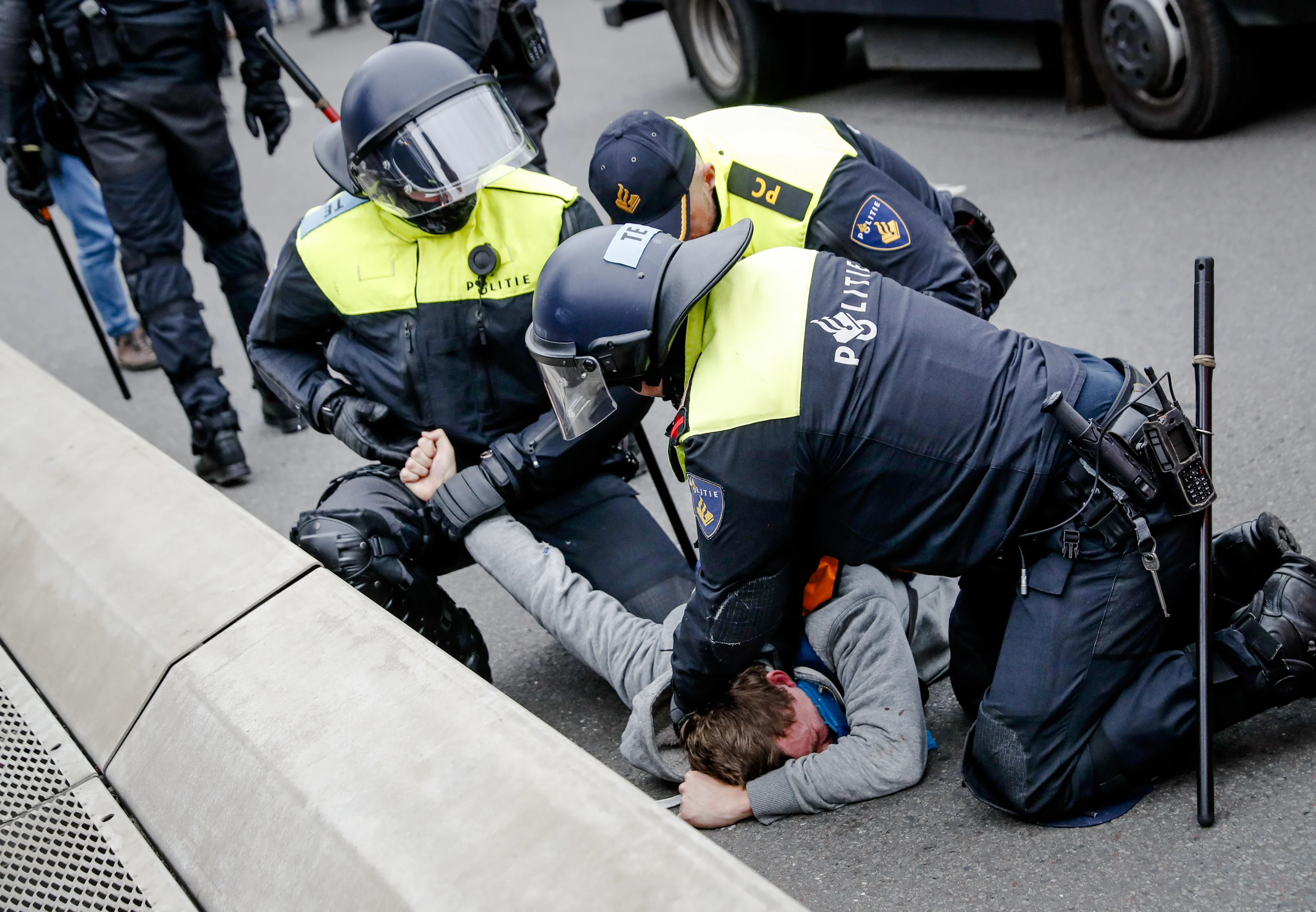 Veel kritiek op hard optreden politie bij woonprotest in Rotterdam: 'Ze hebben het moedwillig laten escaleren'