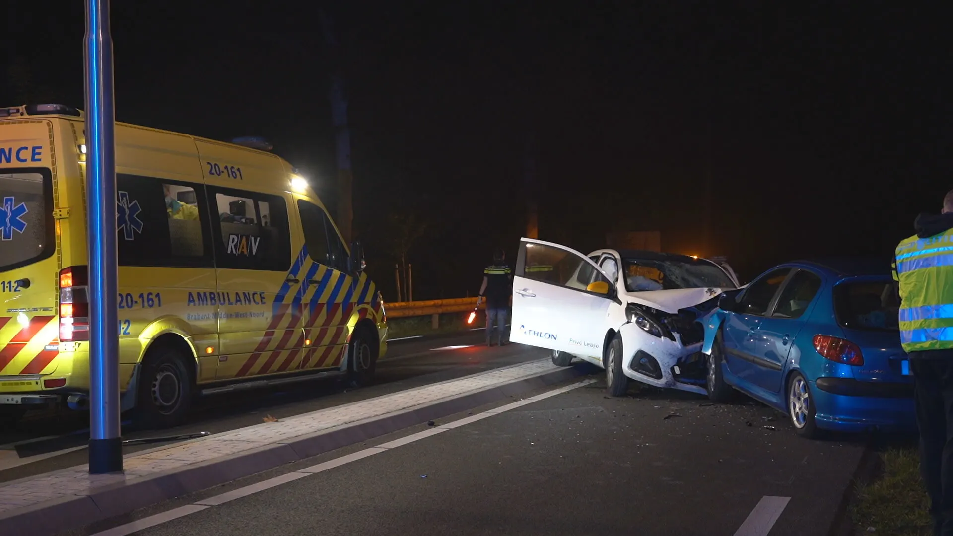 Veroorzaker verkeersongeval Rijen vlucht bij ziekenhuis uit ambulance