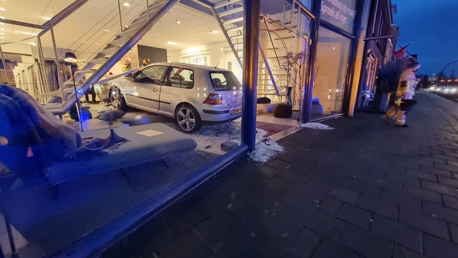 Auto rijdt showroom van woonwinkel in Hengelo binnen