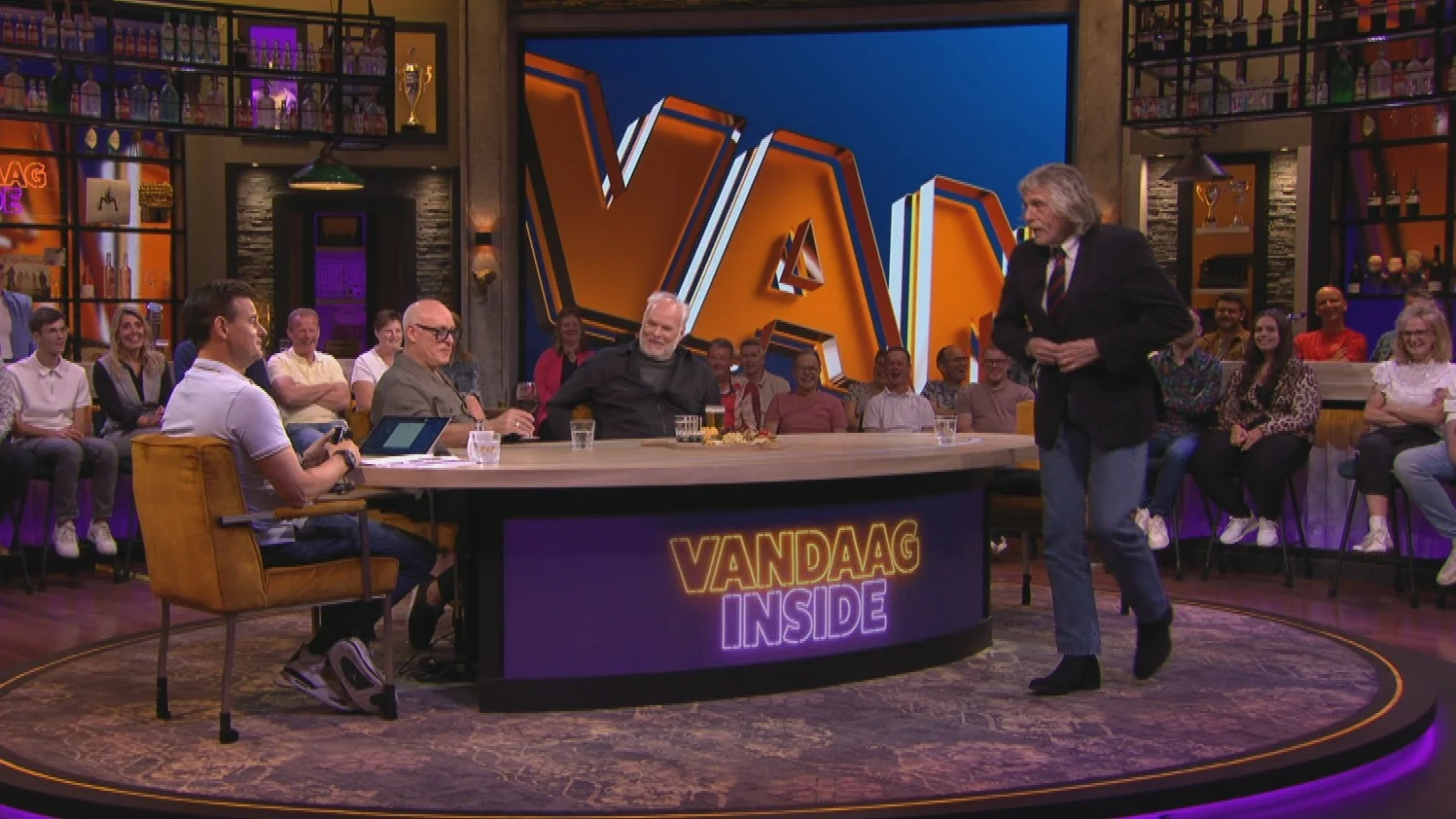 Johan Derksen rent in laatste aflevering VI studio uit om zingende Wilfred Genee