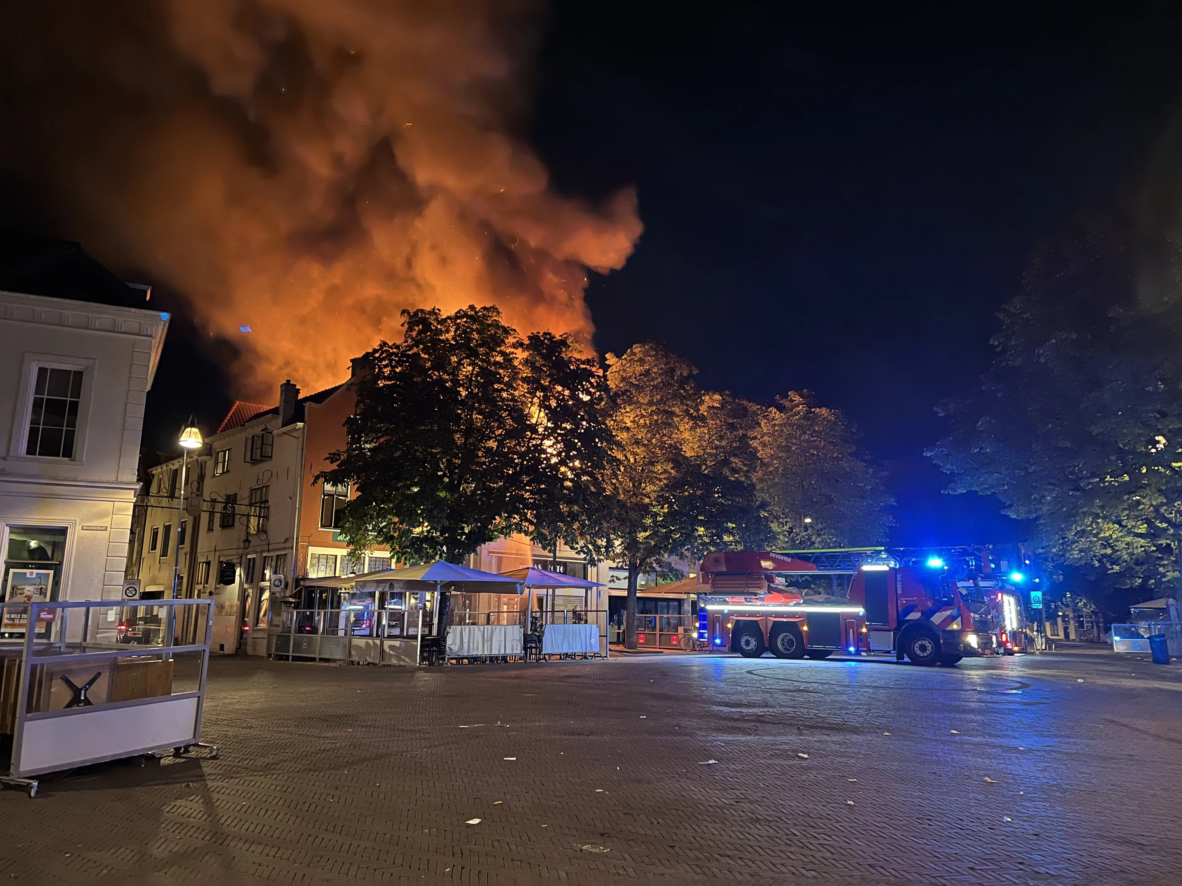 Grote brand in centrum van Deventer, twee gewonden naar het ziekenhuis