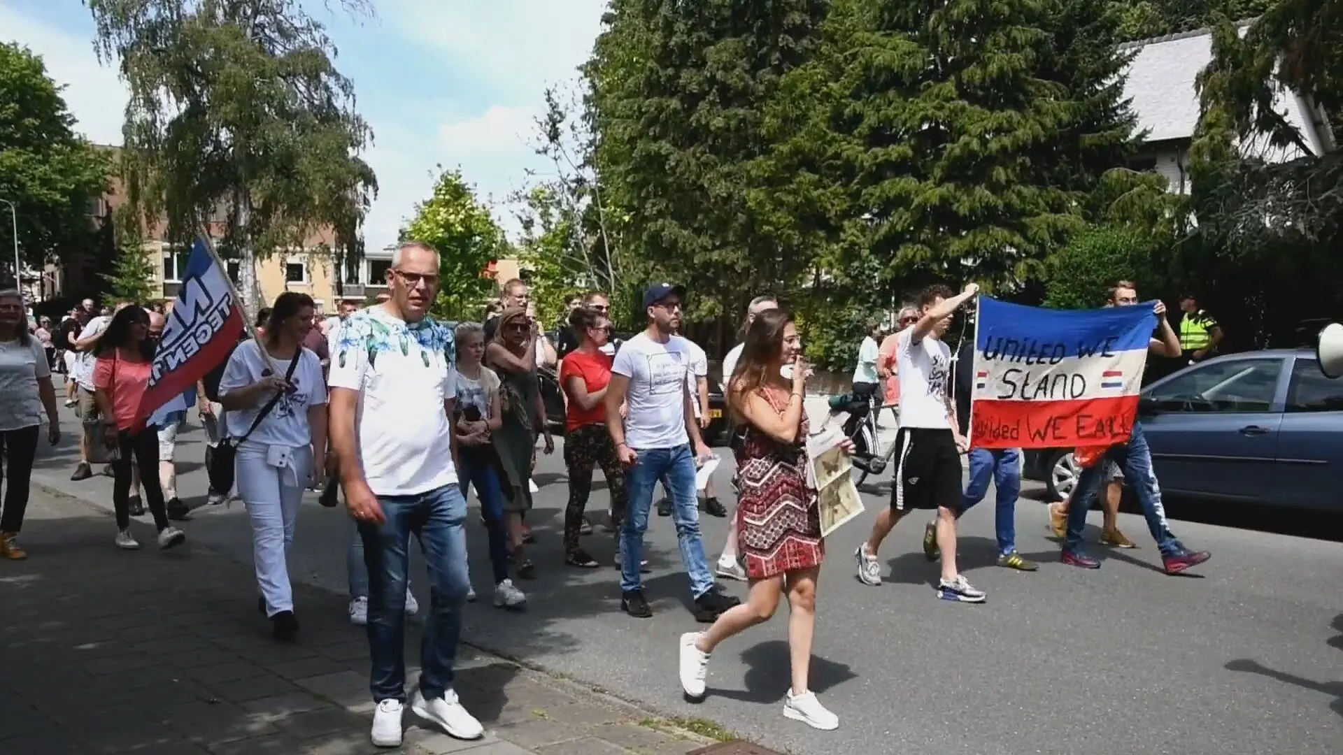 Stoet met honderd mensen demonstreert tegen coronamaatregelen in Enschede