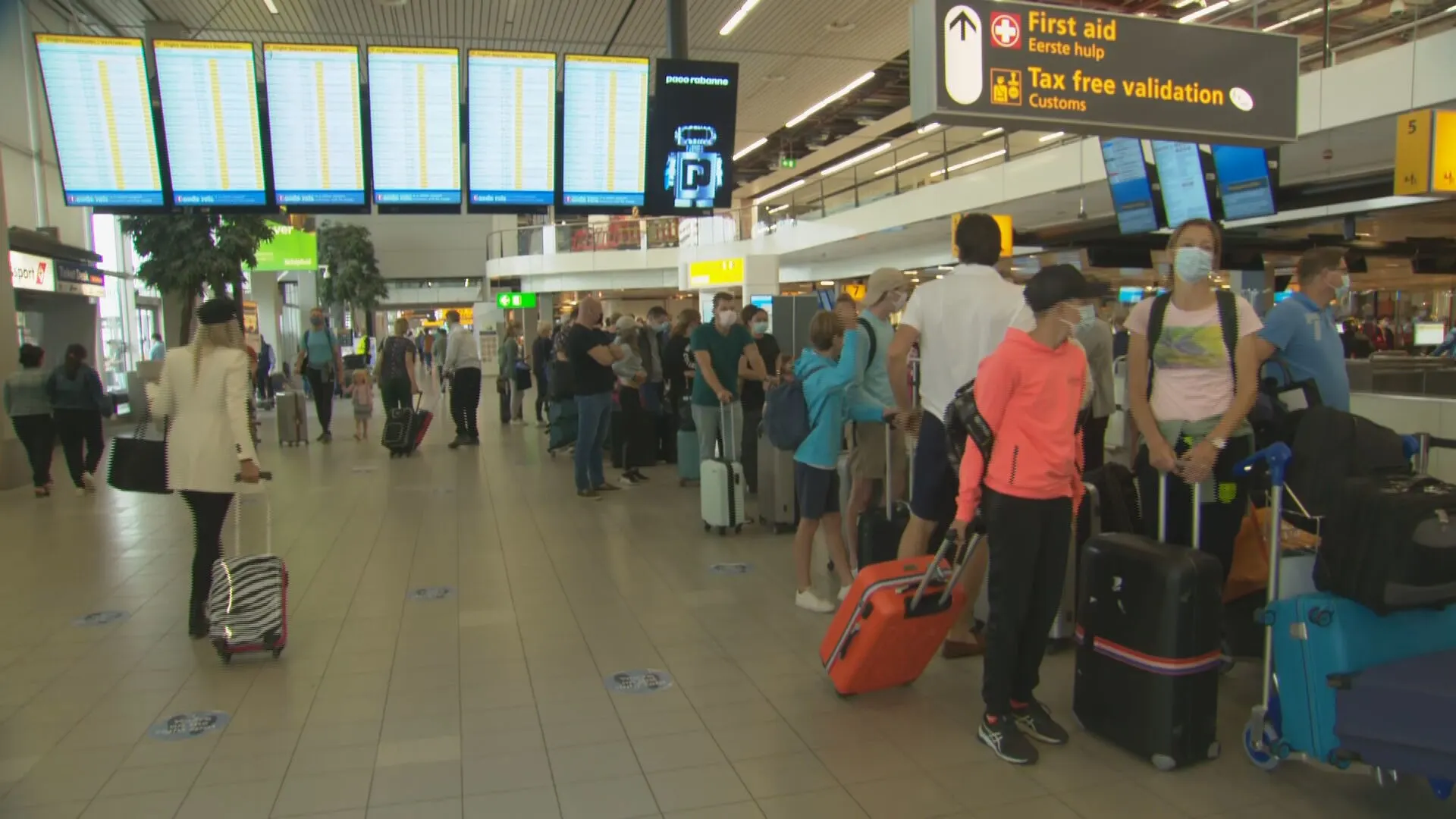 Code rood dreigt voor Nederland, maar reizigers maken zich geen zorgen: 'We nemen het risico bewust'