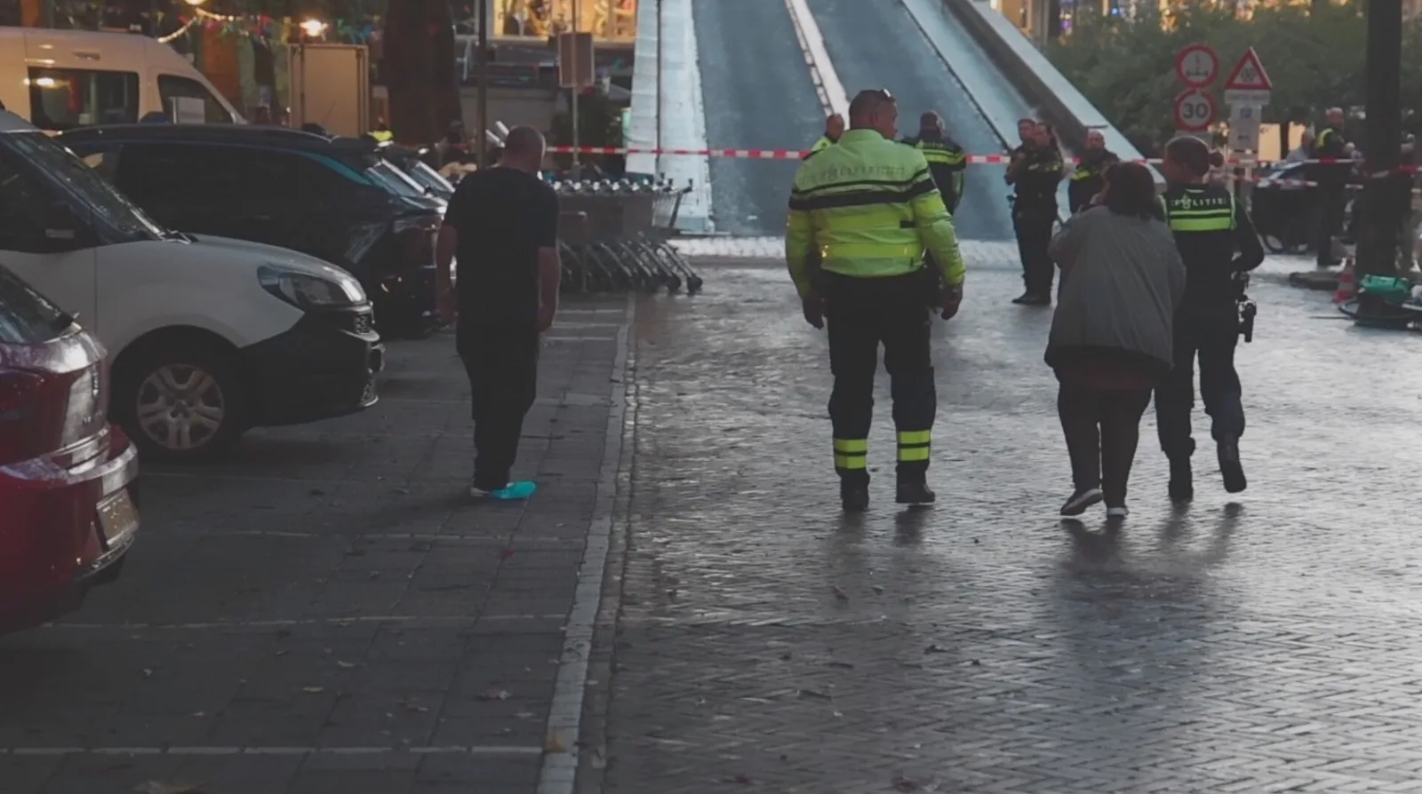 Fietser (57) zwaargewond door van helling geduwde auto in Den Haag