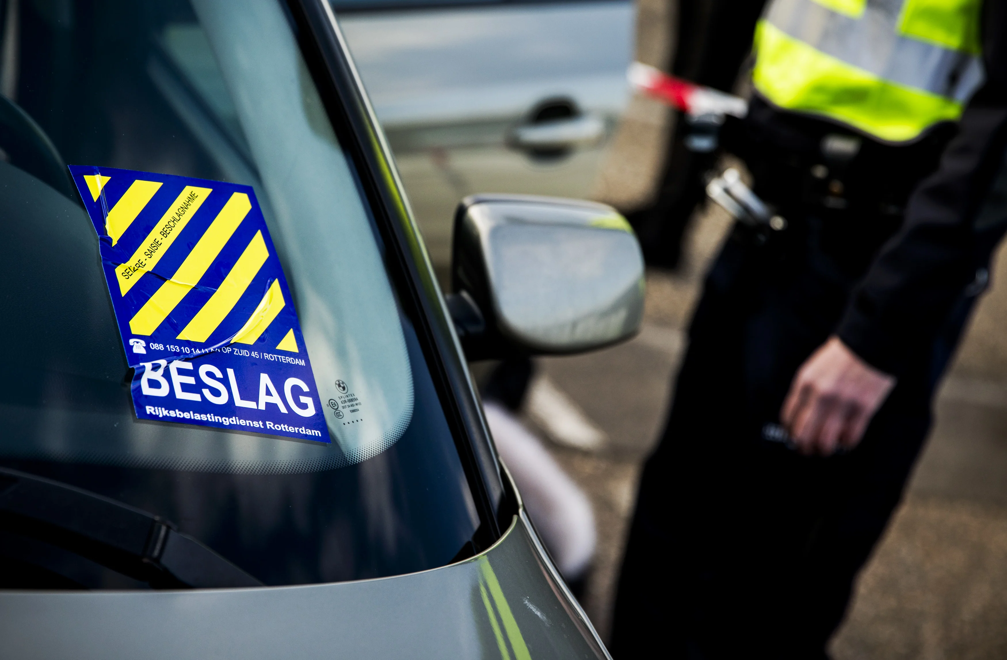 Bestuurder rijdt in op agent bij politiecontrole in Rotterdam