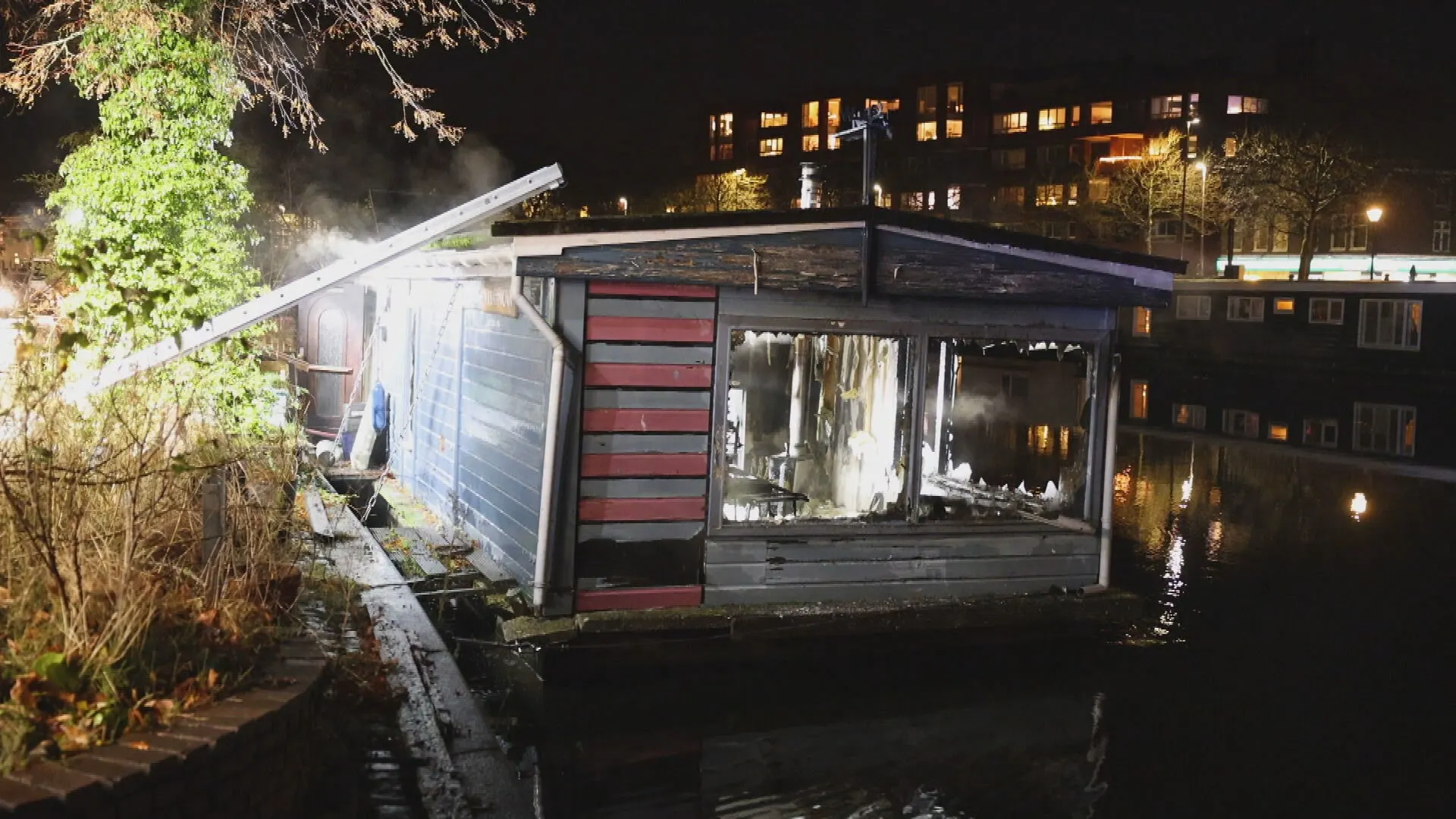 Omstanders redden bewoner van brandende woonboot in Haarlem: 'Zo zielig voor die man'