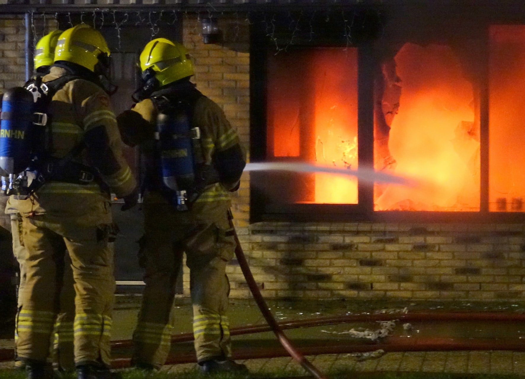 Felle woningbrand in Hoorn na glasgerinkel, buurtbewoners schieten te hulp