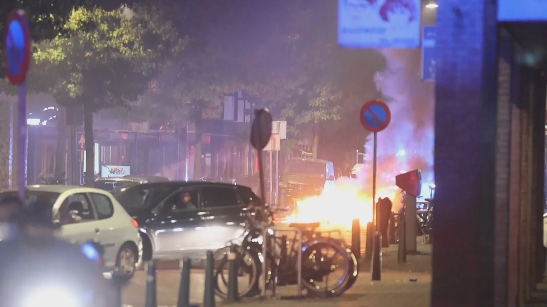 ME sust chaos in Haagse Schilderswijk: jongeren gooien met vuurwerk en stichten brand