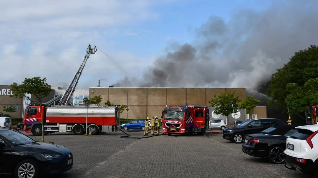 Domburg opgeschrikt door zeer grote brand bij zwembad