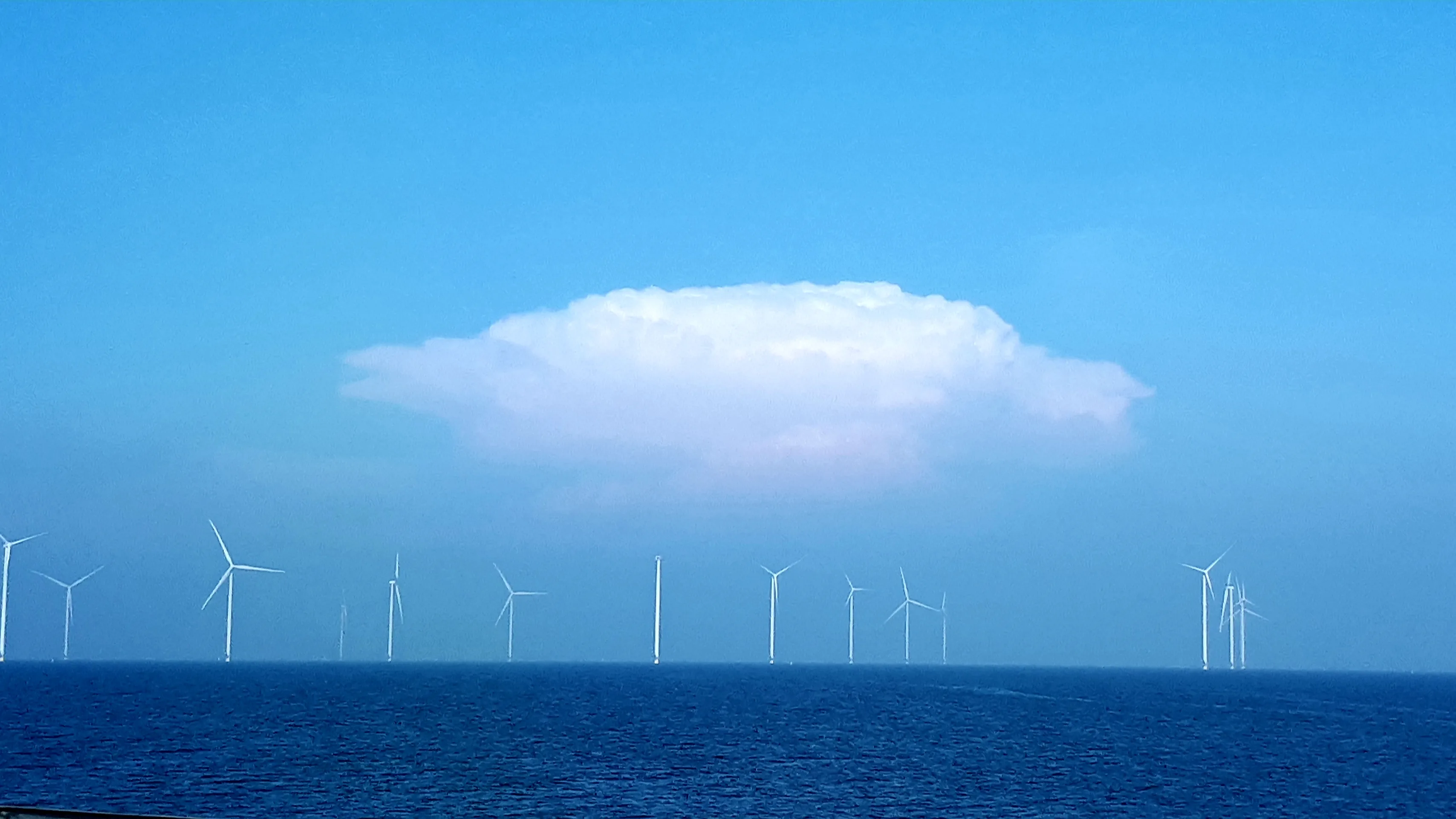 Het weer splijt Nederland vandaag: van fris zonnetje tot onweer en hagel