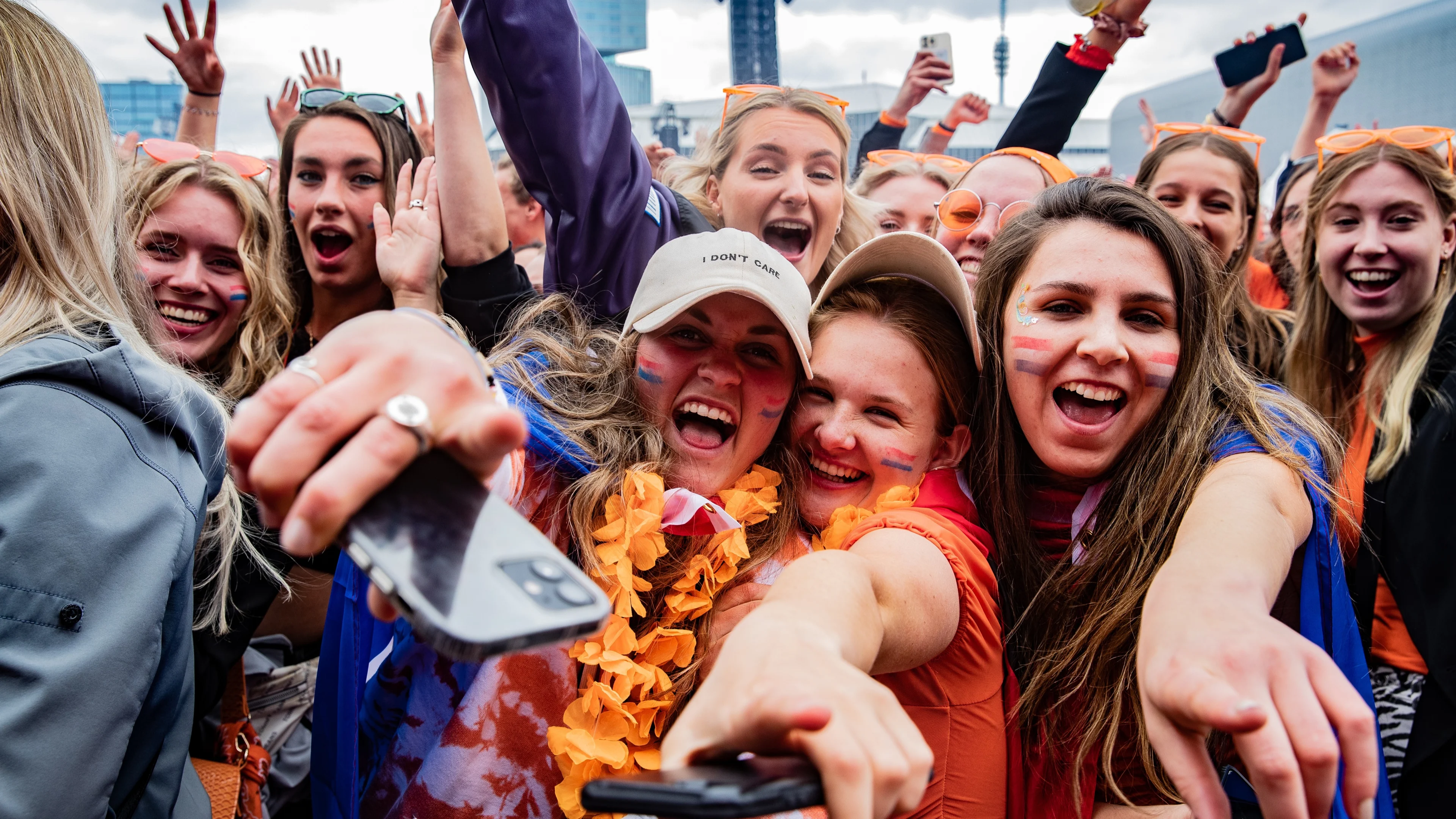 Jongeren gaan helemaal los op Koningsdag 2023, stormloop op muziekfestivals